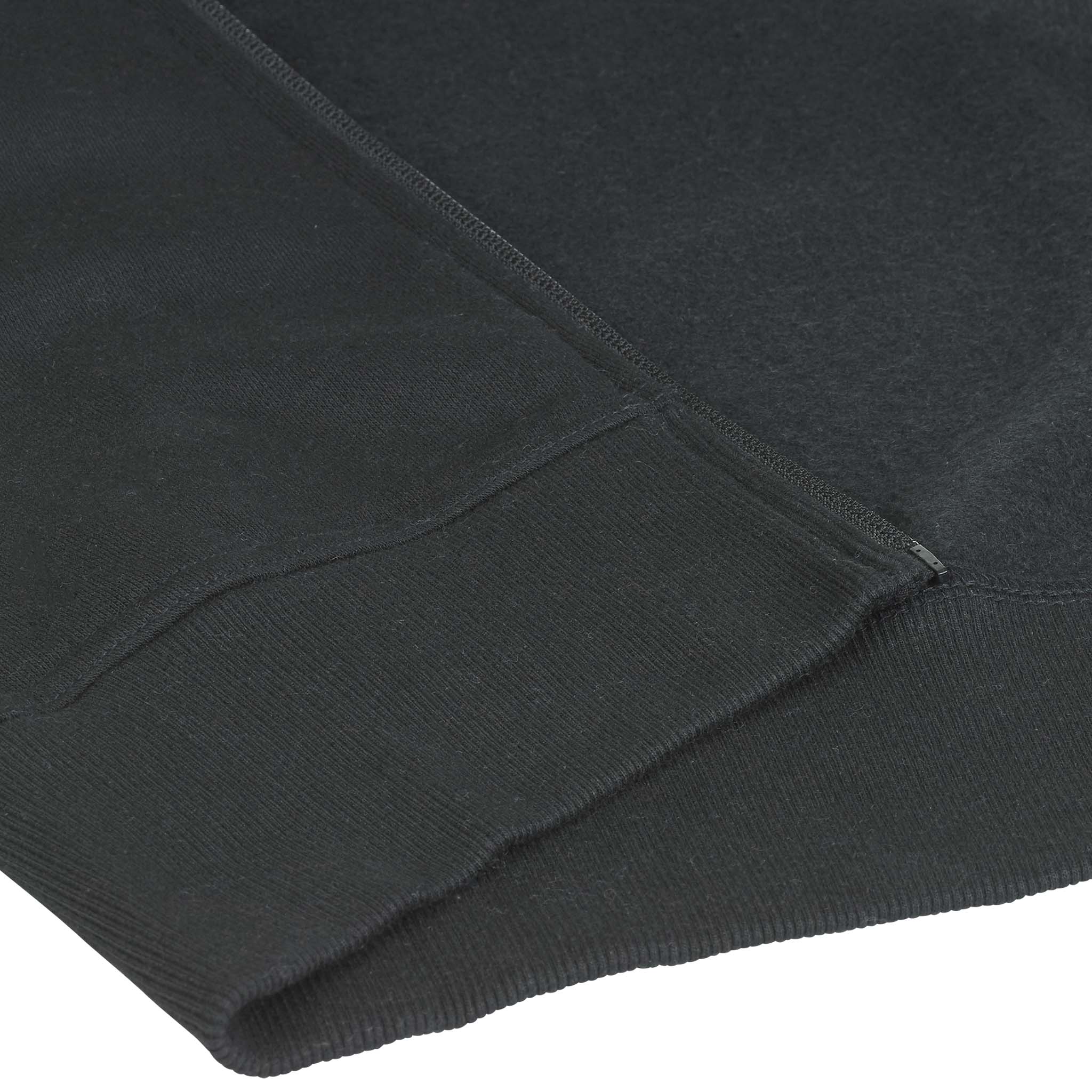 Närbild av svart Zip hoodie Oxford v25 fritidskläder med ribbad kant och fickdetalj.