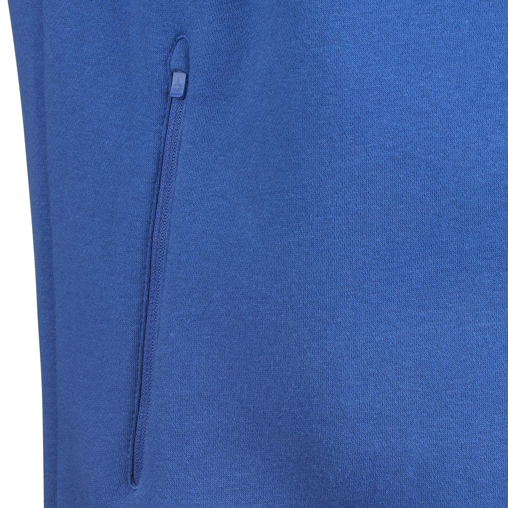 Närbild av blå Zip hoodie Oxford v25 fritidskläder med detalj av dragkedjeficka