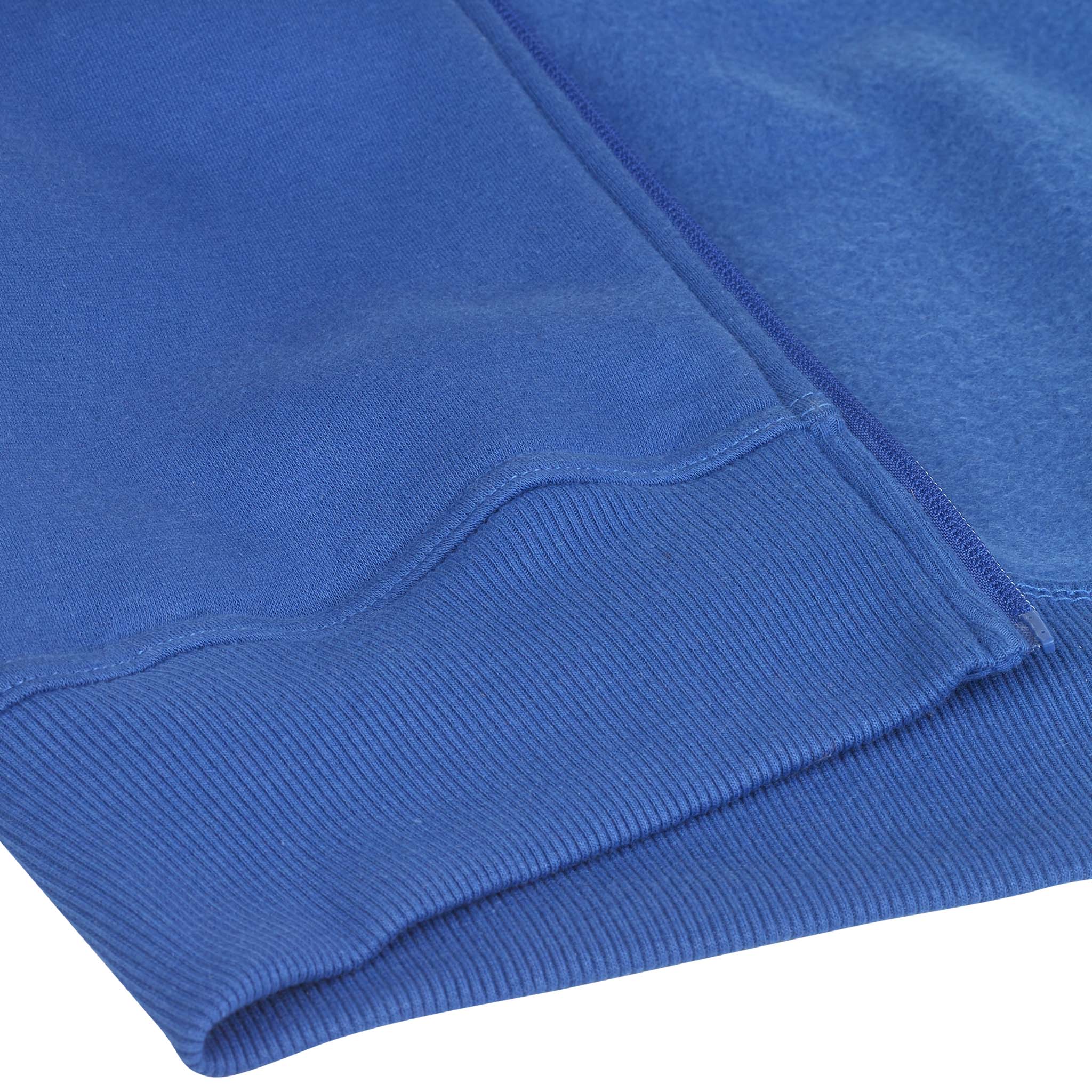 Närbild av blå Zip hoodie Oxford v25 fritidskläder, visar ribbad fåll och mjuk tygdetalj.