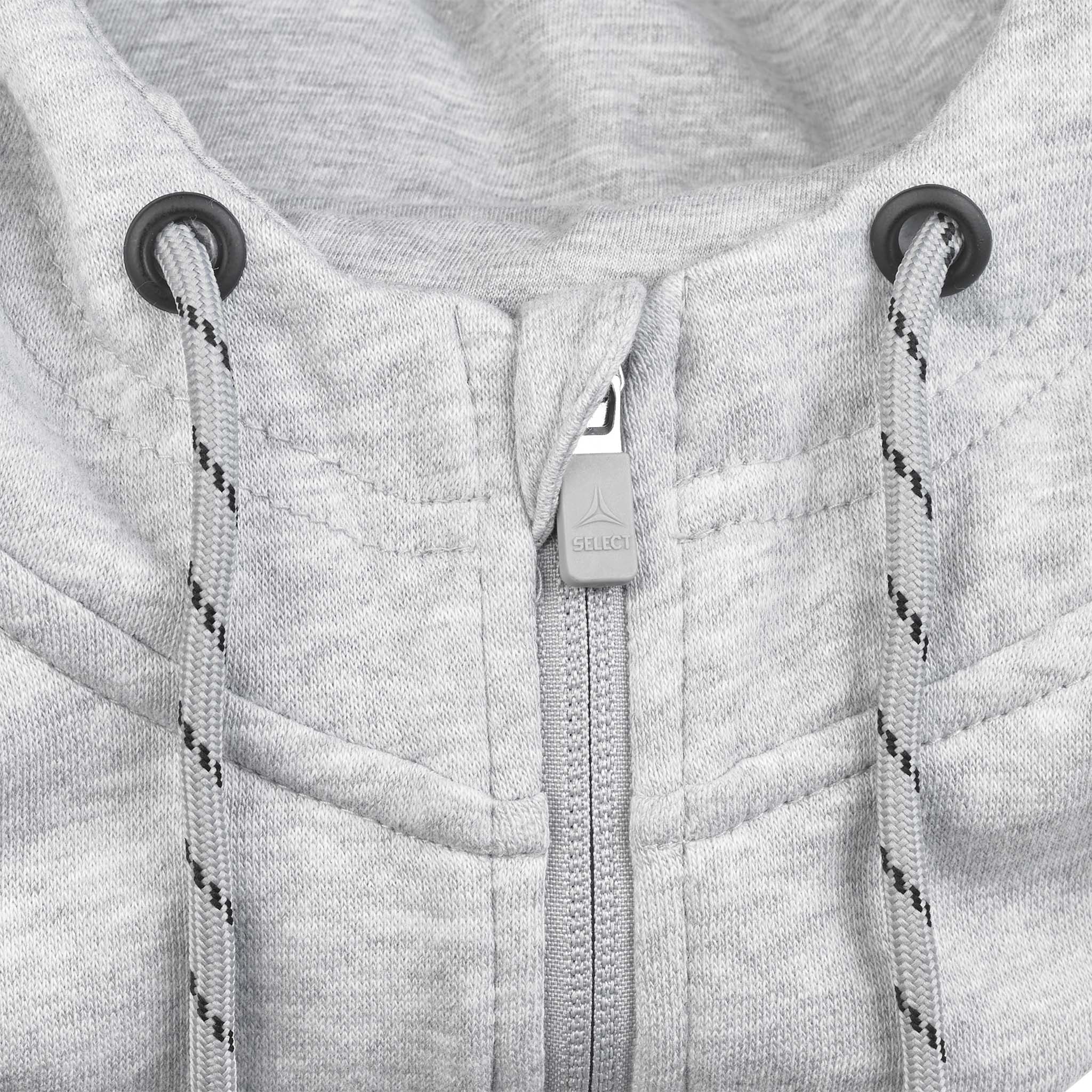 Närbild av grå Zip hoodie Oxford v25 fritidsklädsel med dragkedja, snören och huvdetalj.