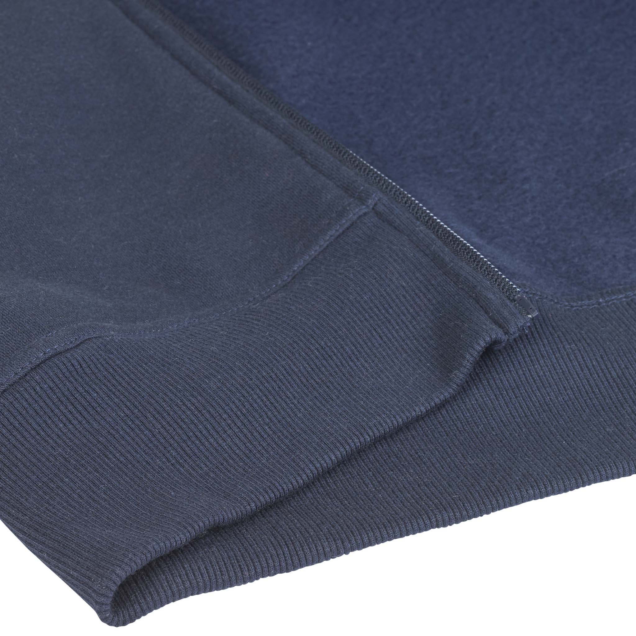 Närbild av marinblå Zip hoodie Oxford v25 fritidskläder med dragkedja, ribbad kant och fickdetalj.