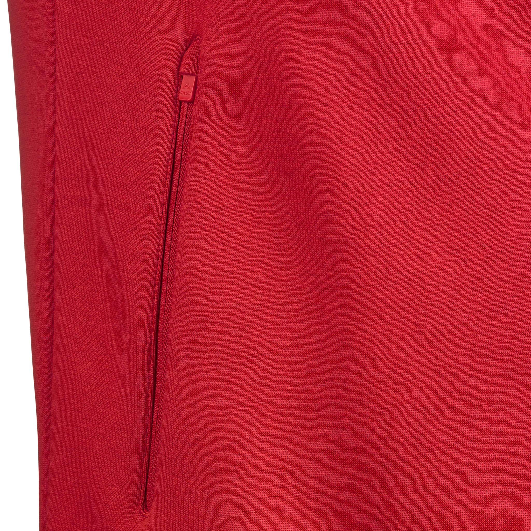 Närbild av röd Zip hoodie Oxford v25 fritidskläder, som visar detaljen med dragkedjeficka.