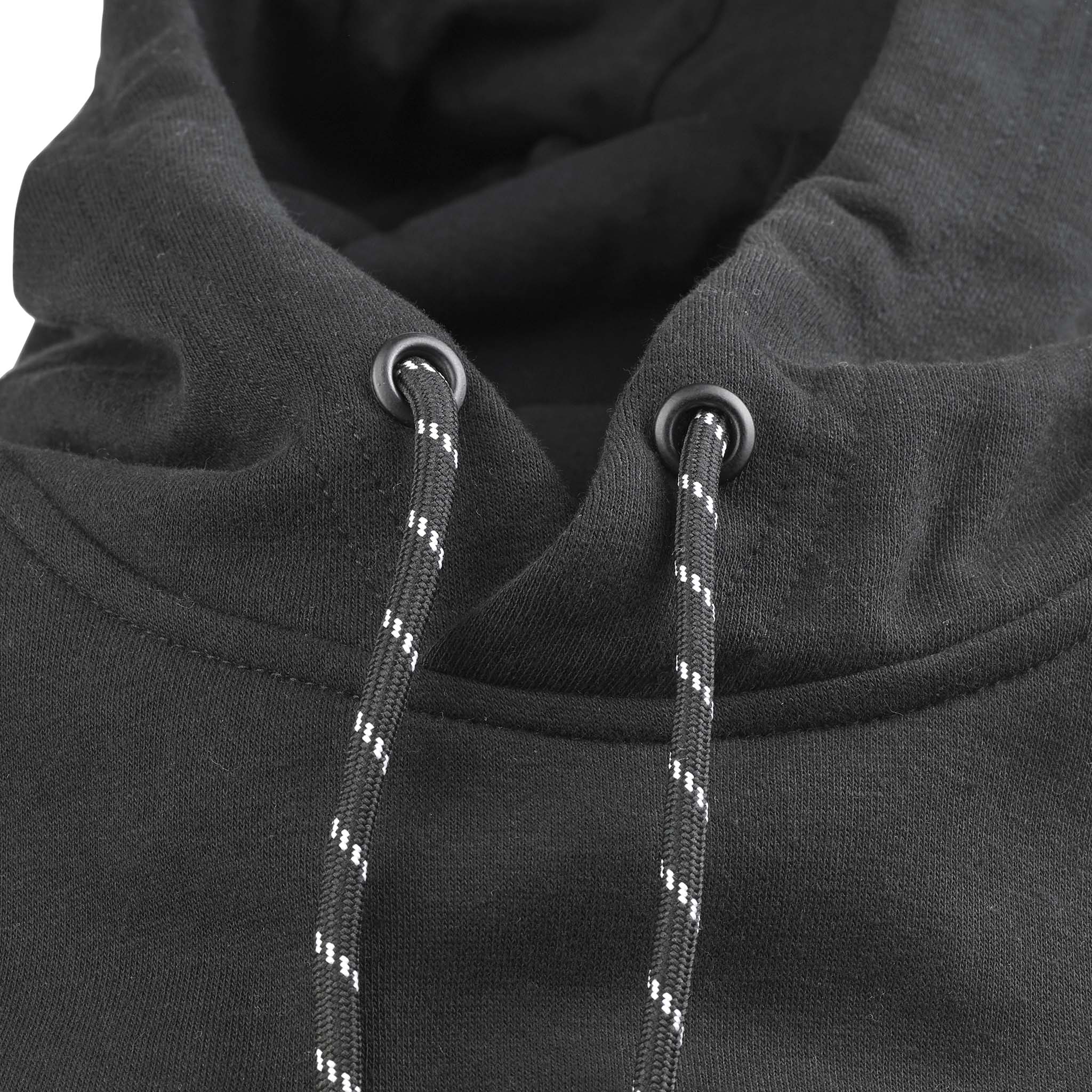 Närbild av svart Hoodie Oxford v25 fritidskläder med huva, metallöljetter och mönstrade dragsnören.