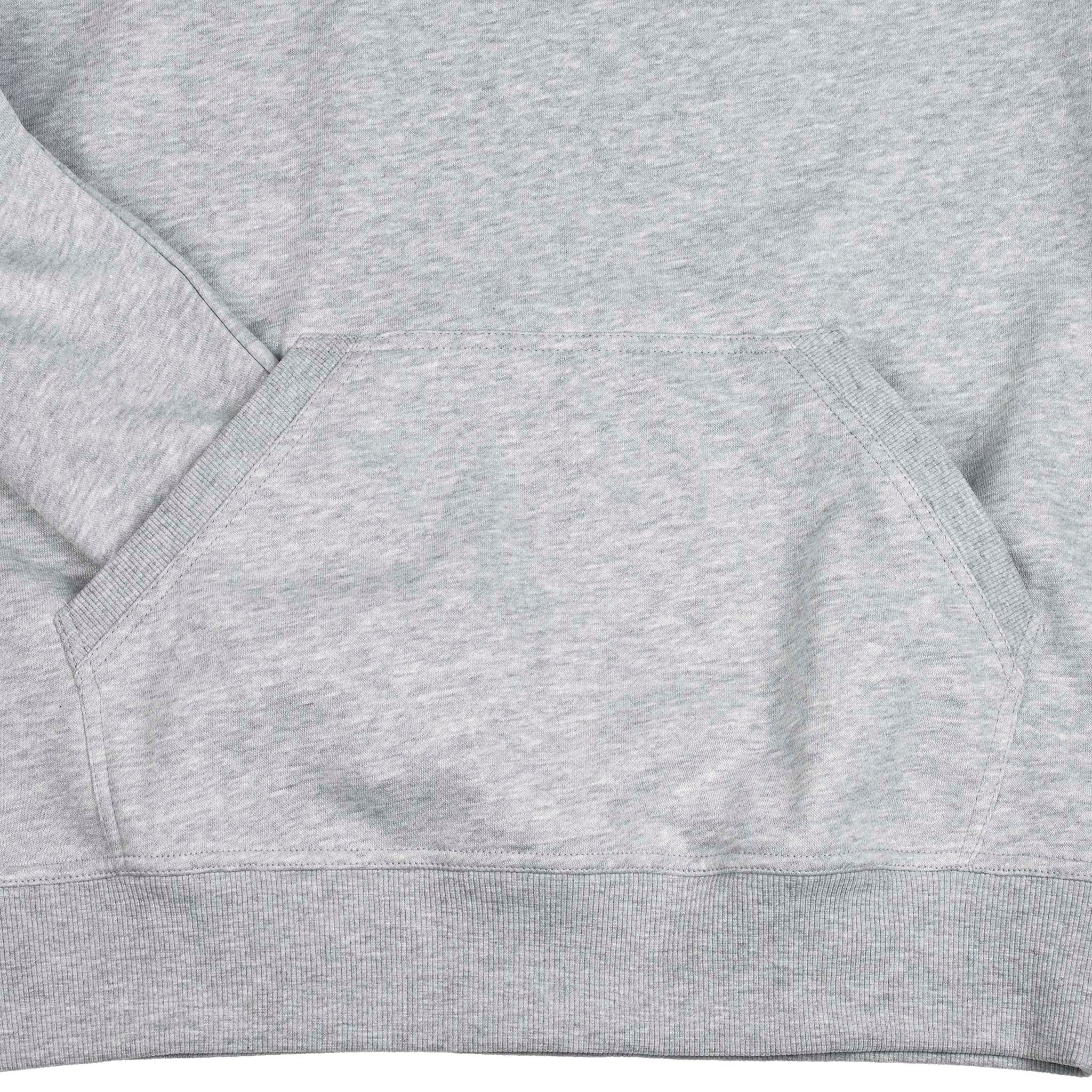 Närbild av grå Hoodie Oxford v25 fritidskläder med känguruficka och ribbad kant