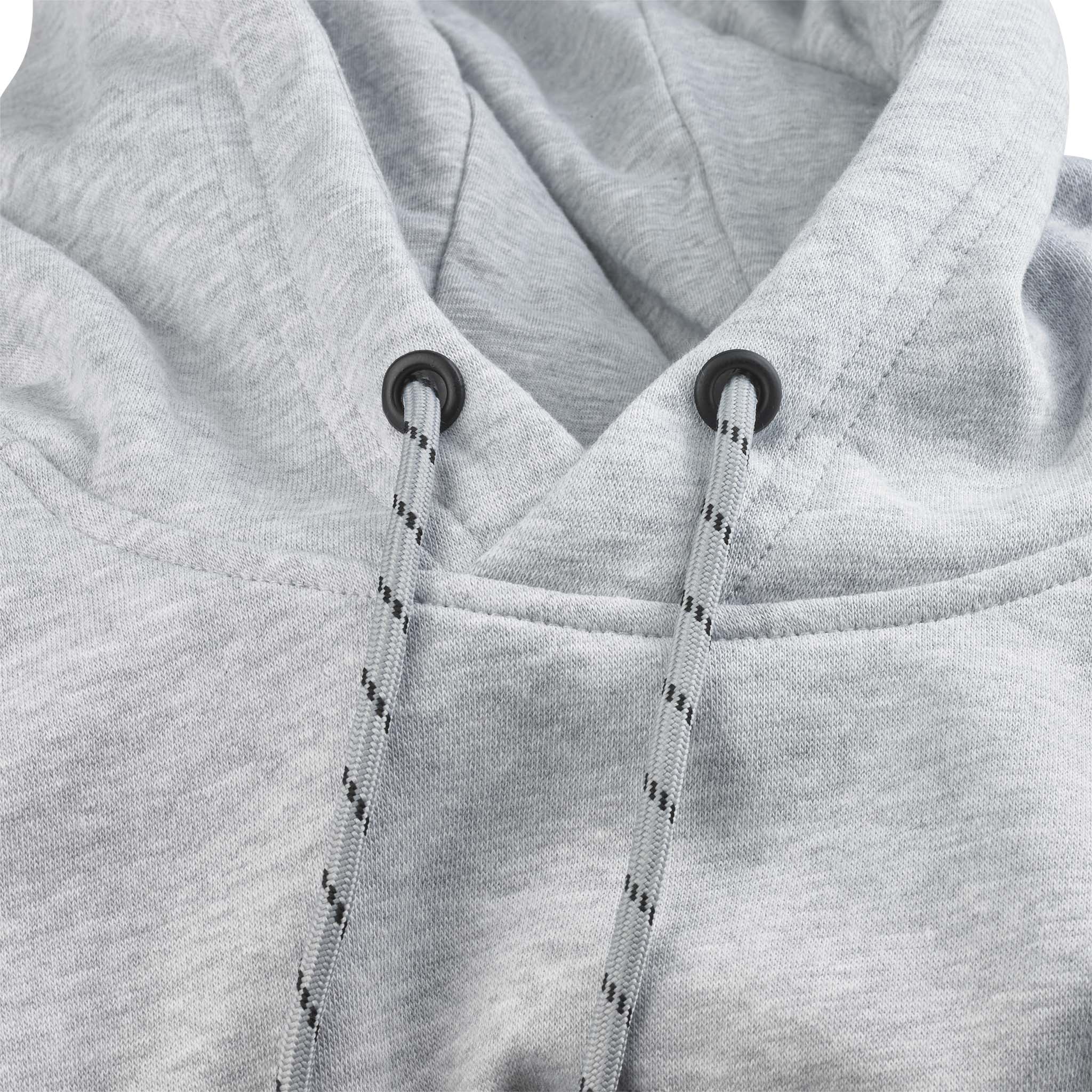Närbild av grå Hoodie Oxford v25 fritidskläder med huva, snören och metallöljetter.