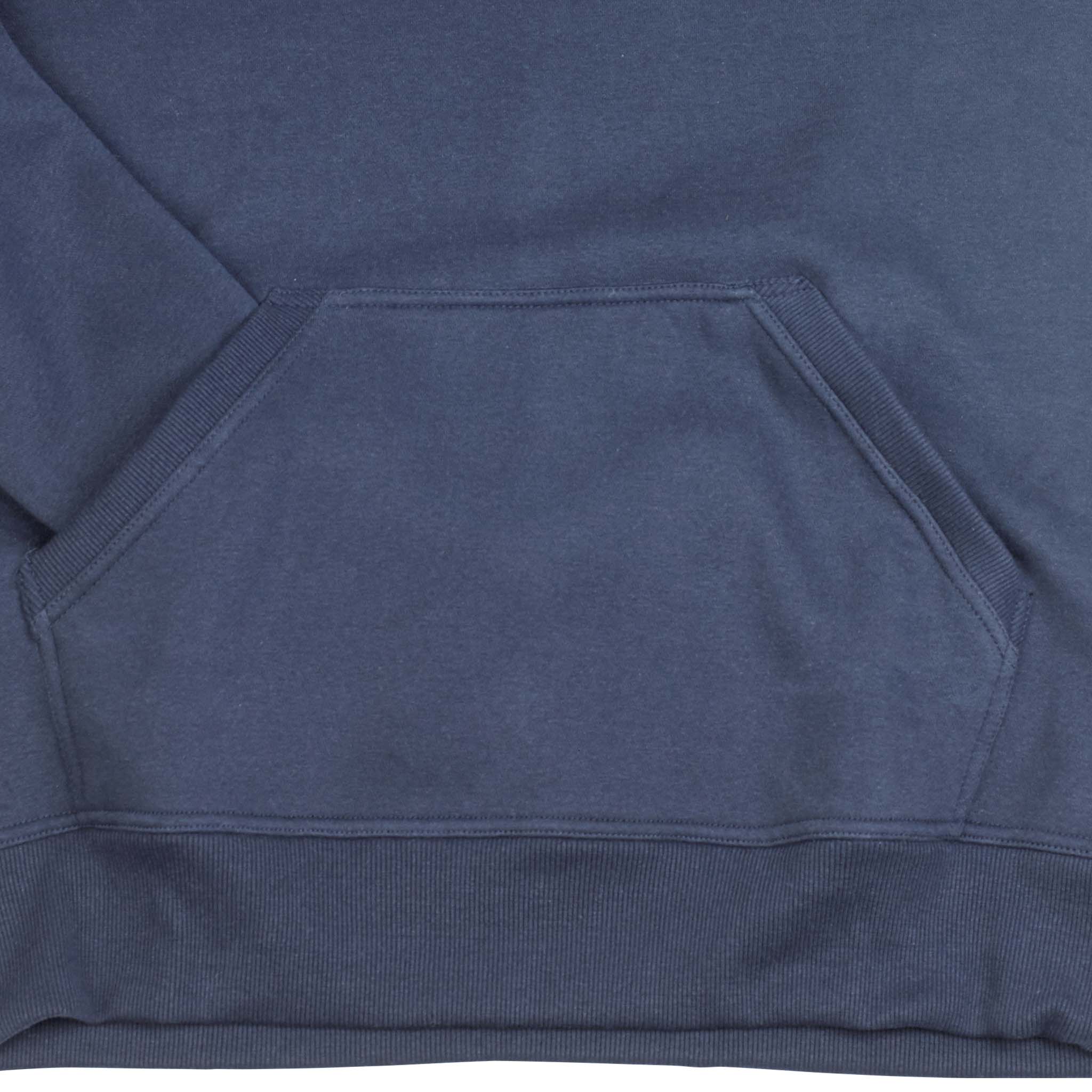 Närbild av marinblå Hoodie Oxford v25 fritidskläder med känguruficka och ribbad kant.