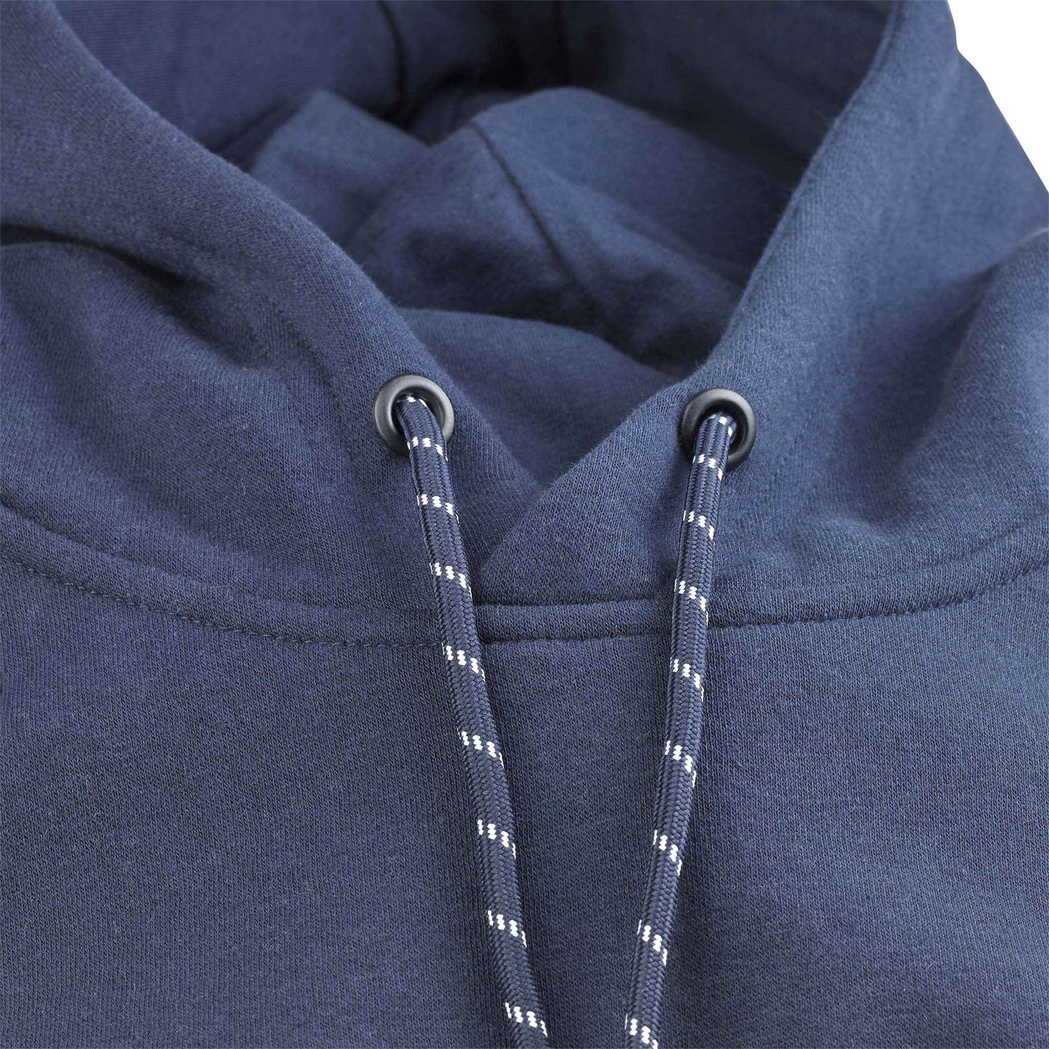 Närbild av marinblå Hoodie Oxford v25 fritidskläder, som visar luva och snören med vita detaljer.