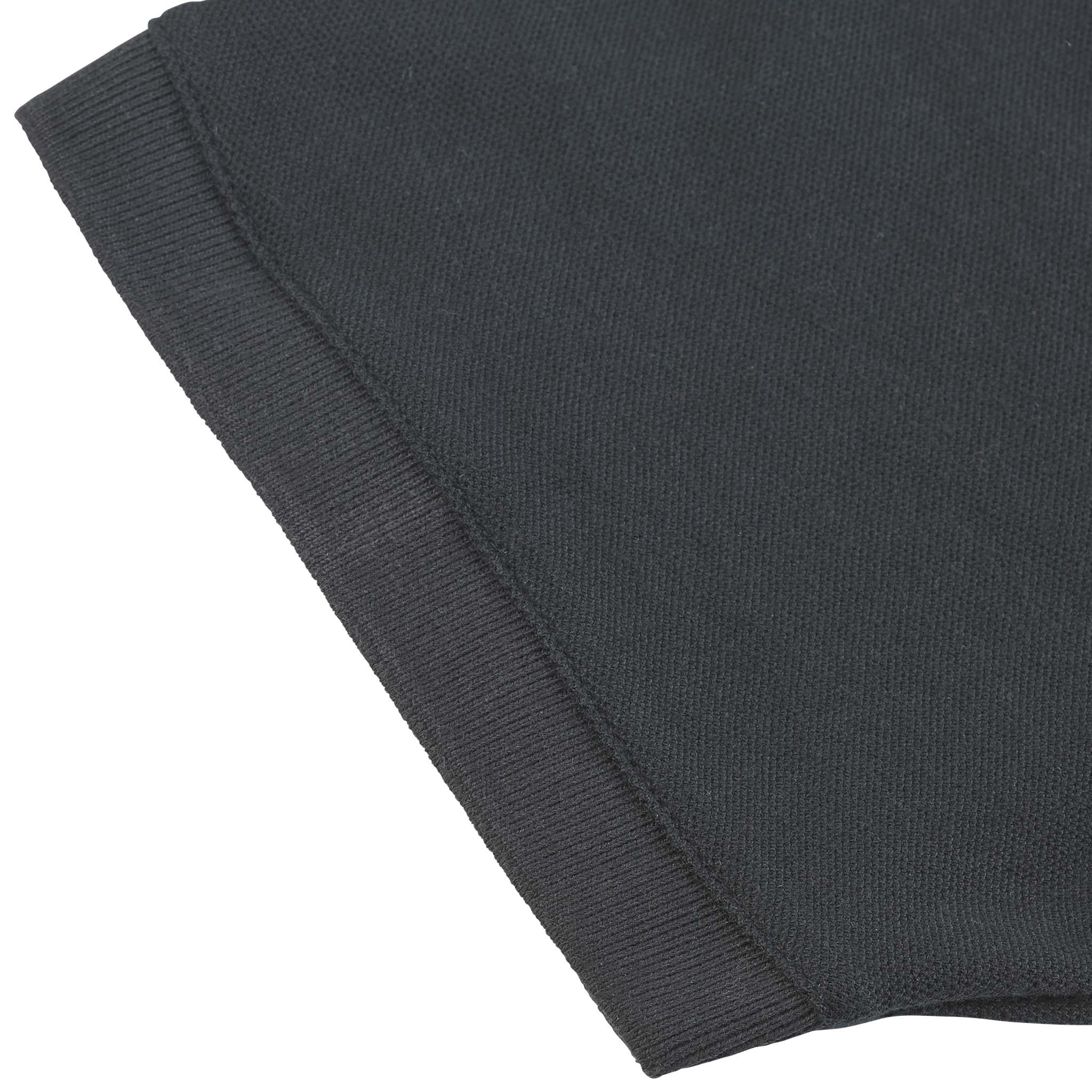 Närbild av svart Polo t-shirt Oxford v25, fritidskläder, med ribbad kant och tygstruktur.
