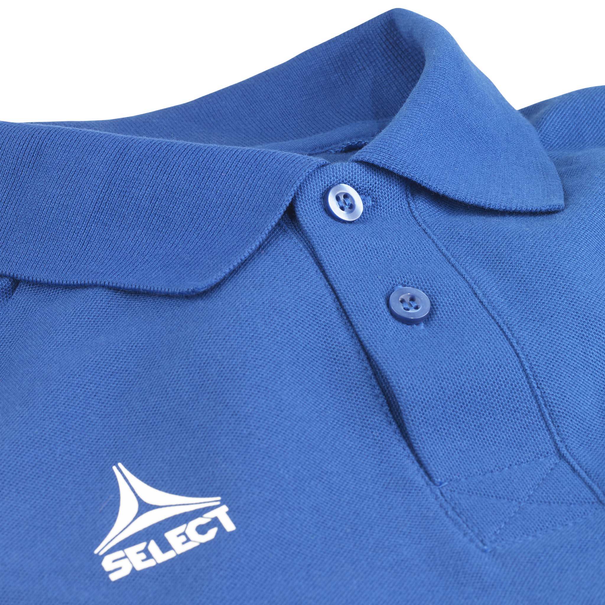 Närbild av blå Polo t-shirt Oxford v25 fritidskläder med krage, knappar och vit Select-logga.