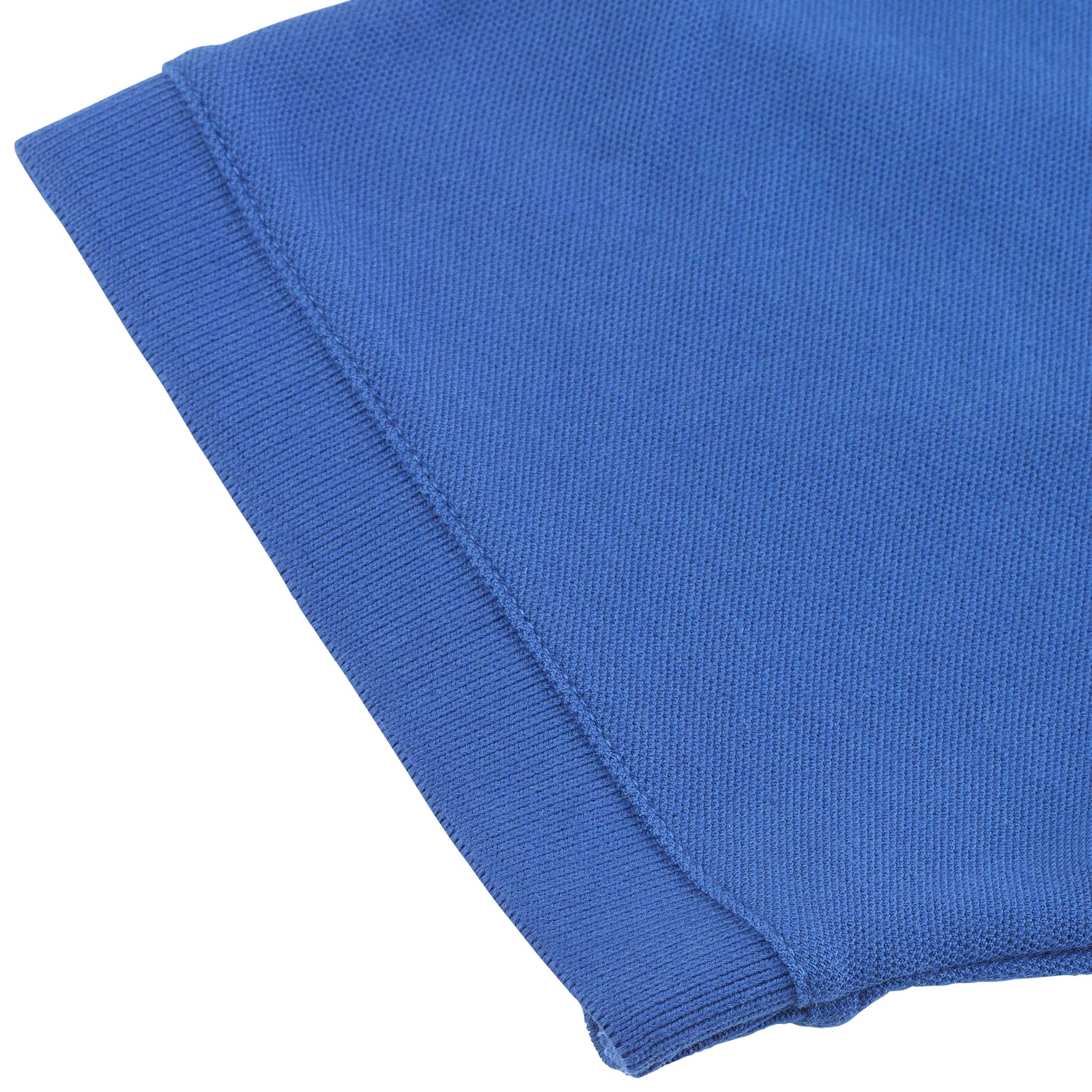 Närbild av blå Polo t-shirt Oxford v25 fritidskläder, som visar ribbstickad krage och sömdetalj.