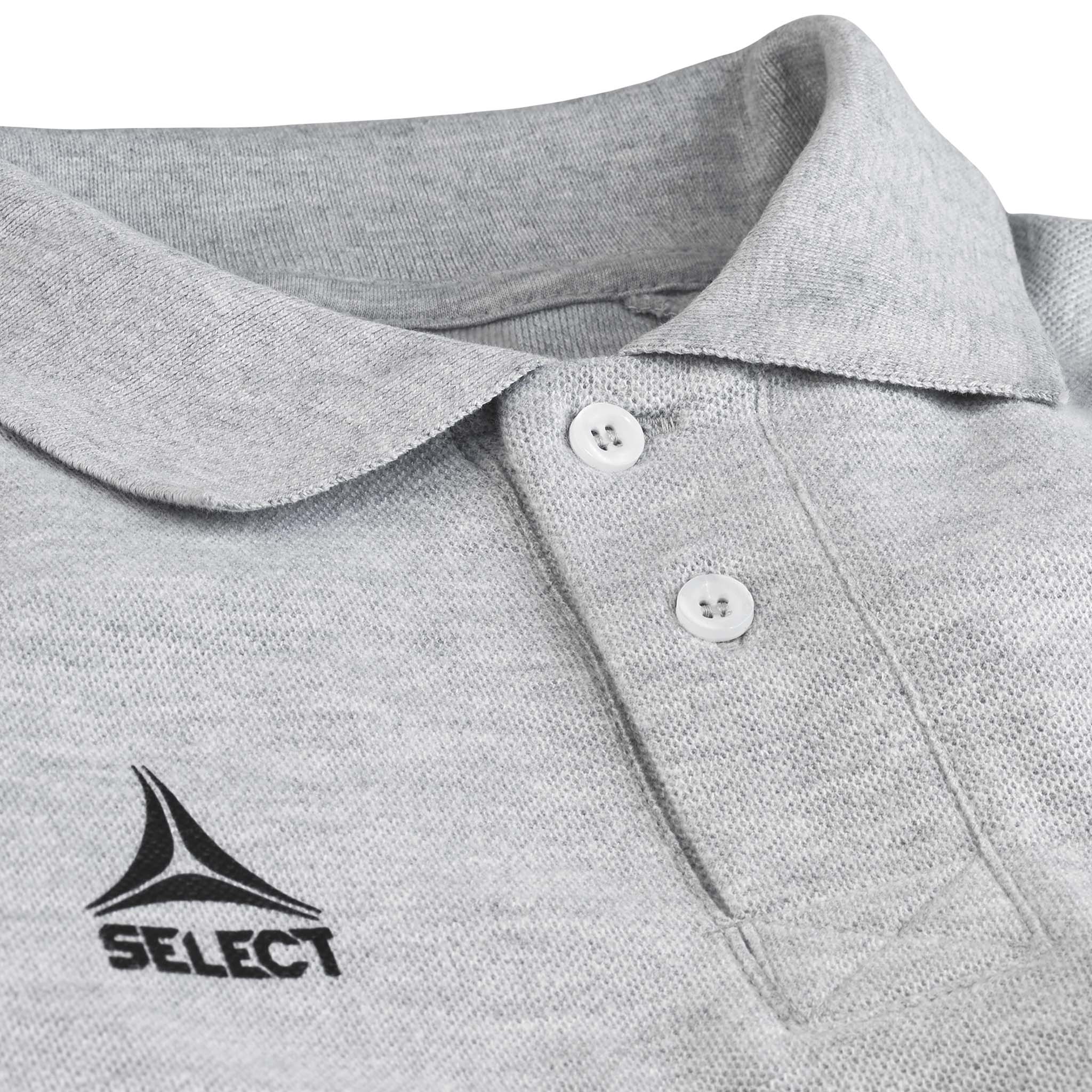 Närbild av grå Polo t-shirt Oxford v25 fritidskläder med krage, knäppning och svart logga.