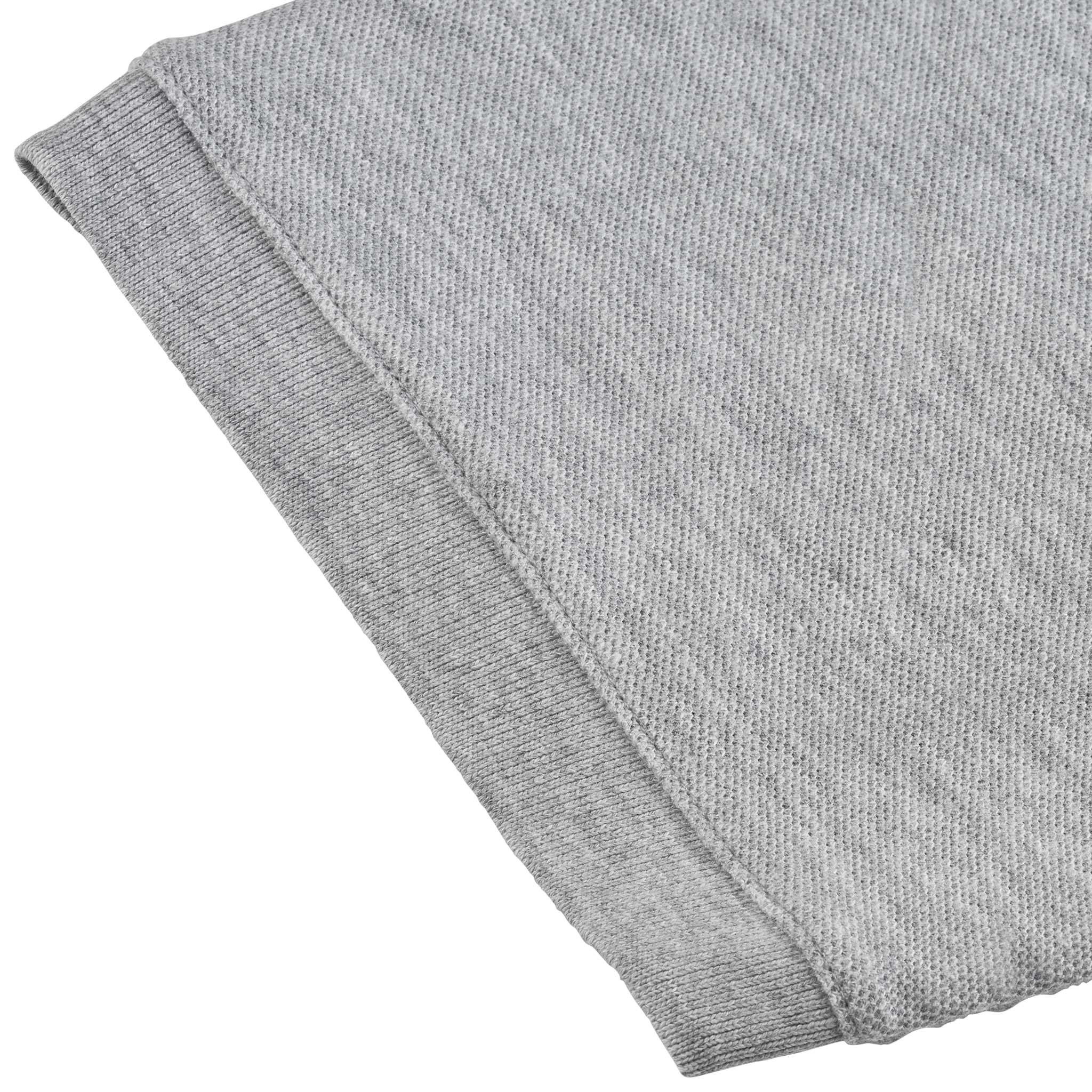 Närbild av grå Polo t-shirt Oxford v25, fritidskläder, som visar ribbstickad kant och tygstruktur.