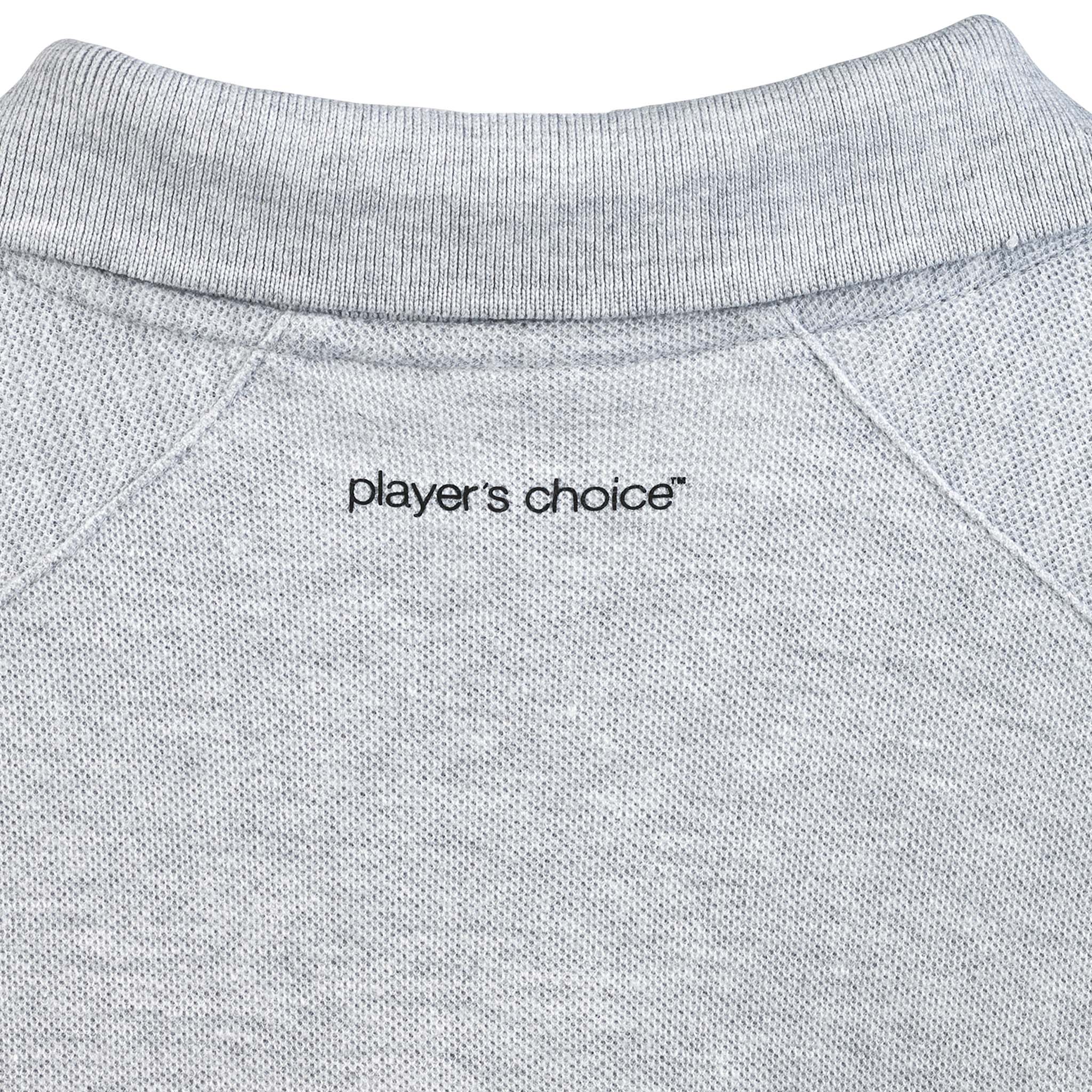 Närbild av grå Polo t-shirt Oxford v25 fritidskläder, visar krage och 'player's choice'-tryck.