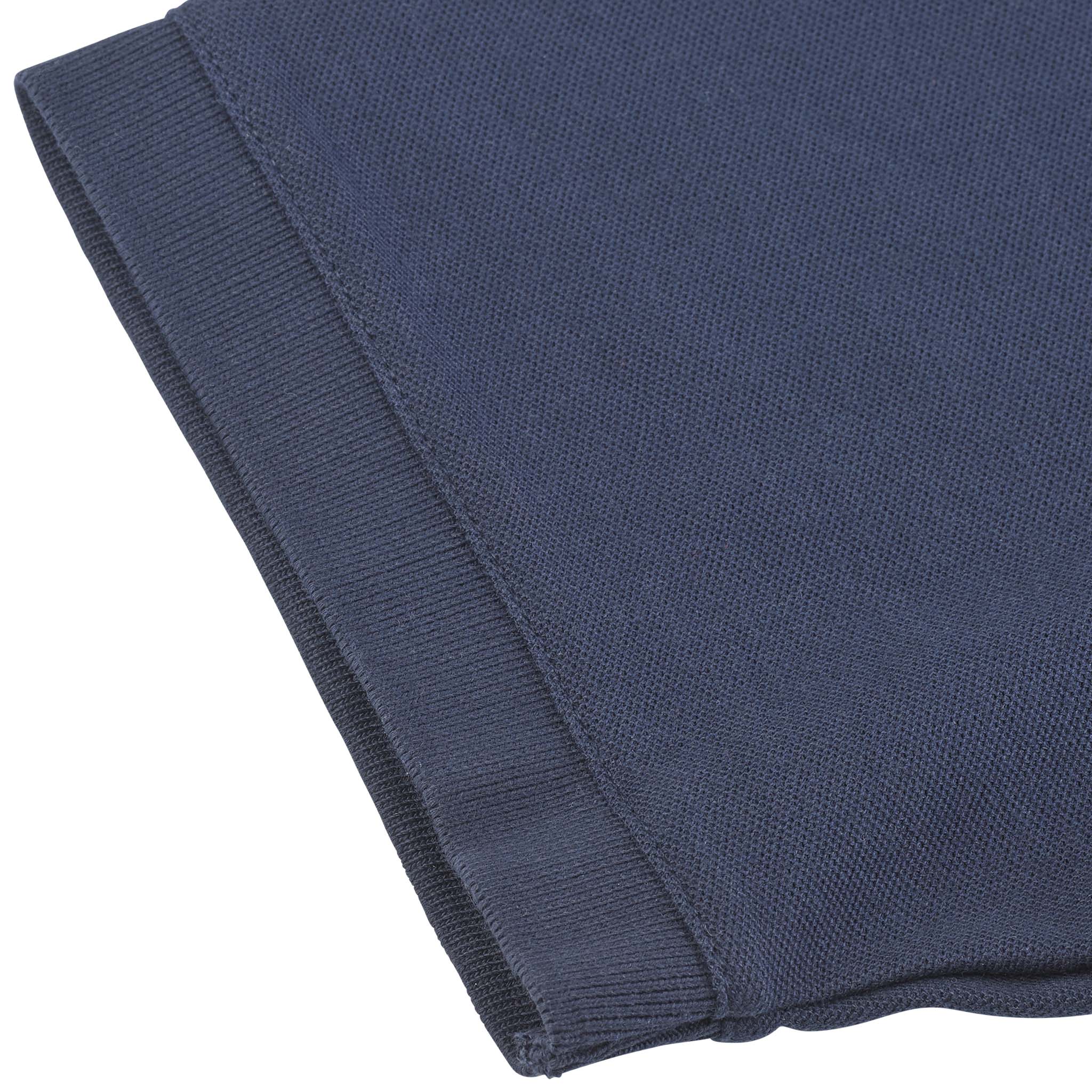 Närbild av marinblå Polo t-shirt Oxford v25 fritidsklädsel med ribbad ärmkant och strukturerat tyg.