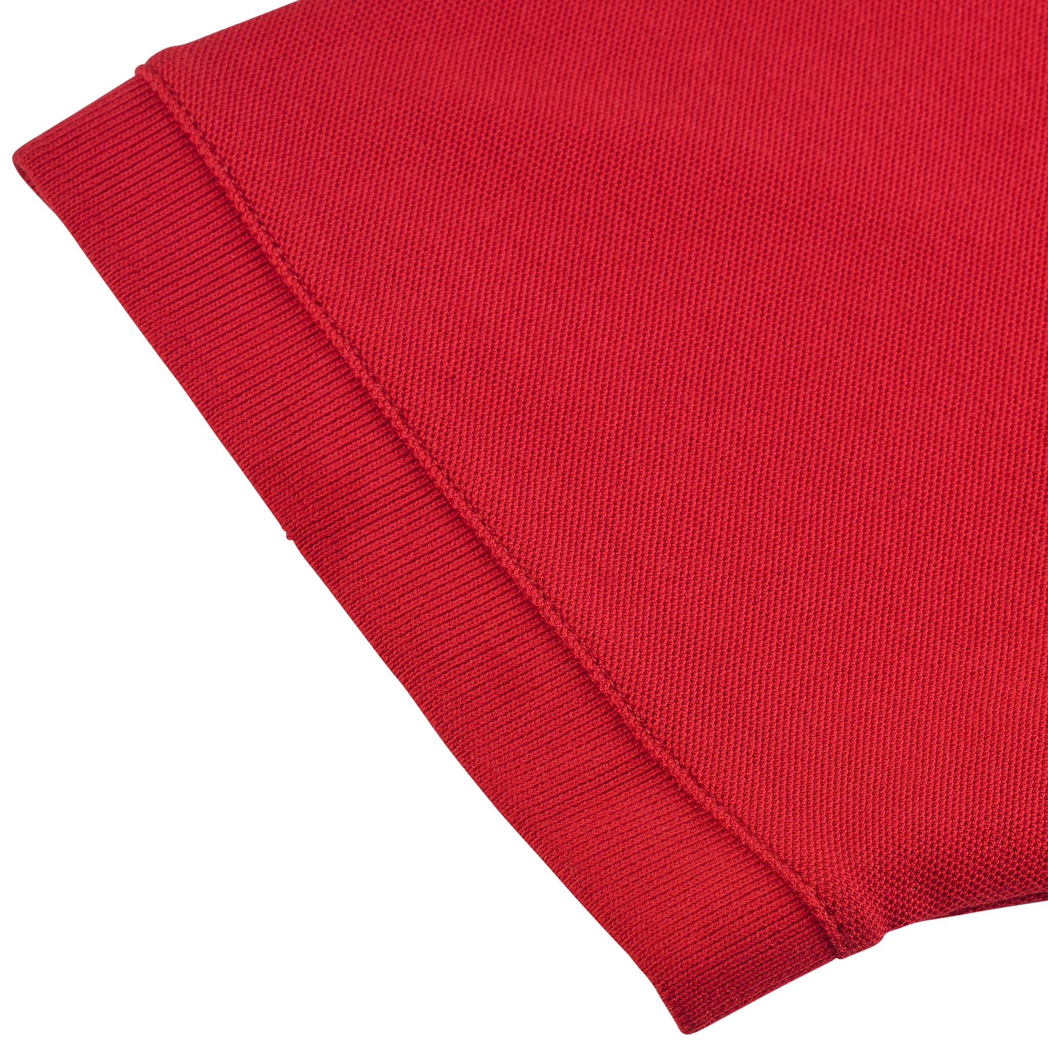 Närbild av röd Polo t-shirt Oxford v25 fritidskläder, som visar ribbad krage och ärmdetalj.