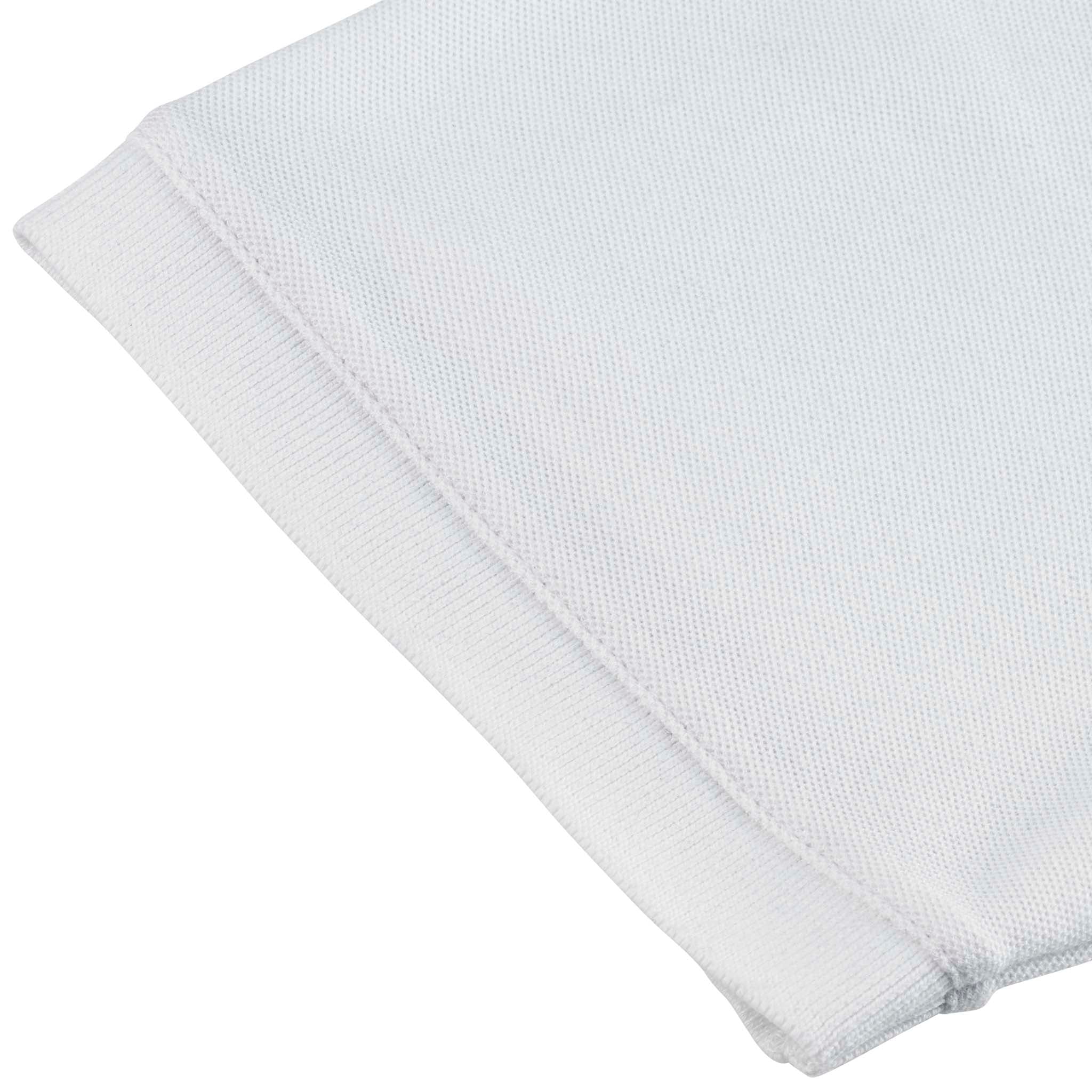 Närbild av vit Polo t-shirt Oxford v25, fritidskläder, som visar ribbad ärmkant och texturerad tygdetalj.