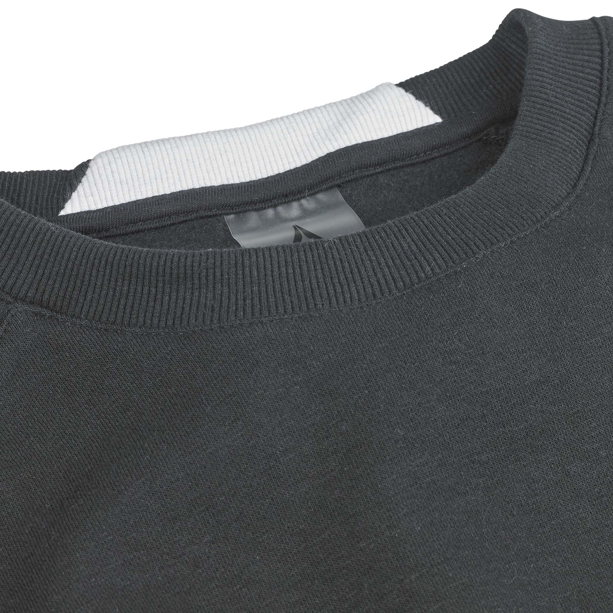 Närbild av svart Sweat Oxford v25 fritidskläder, visar ribbad rund hals och inneretikett.