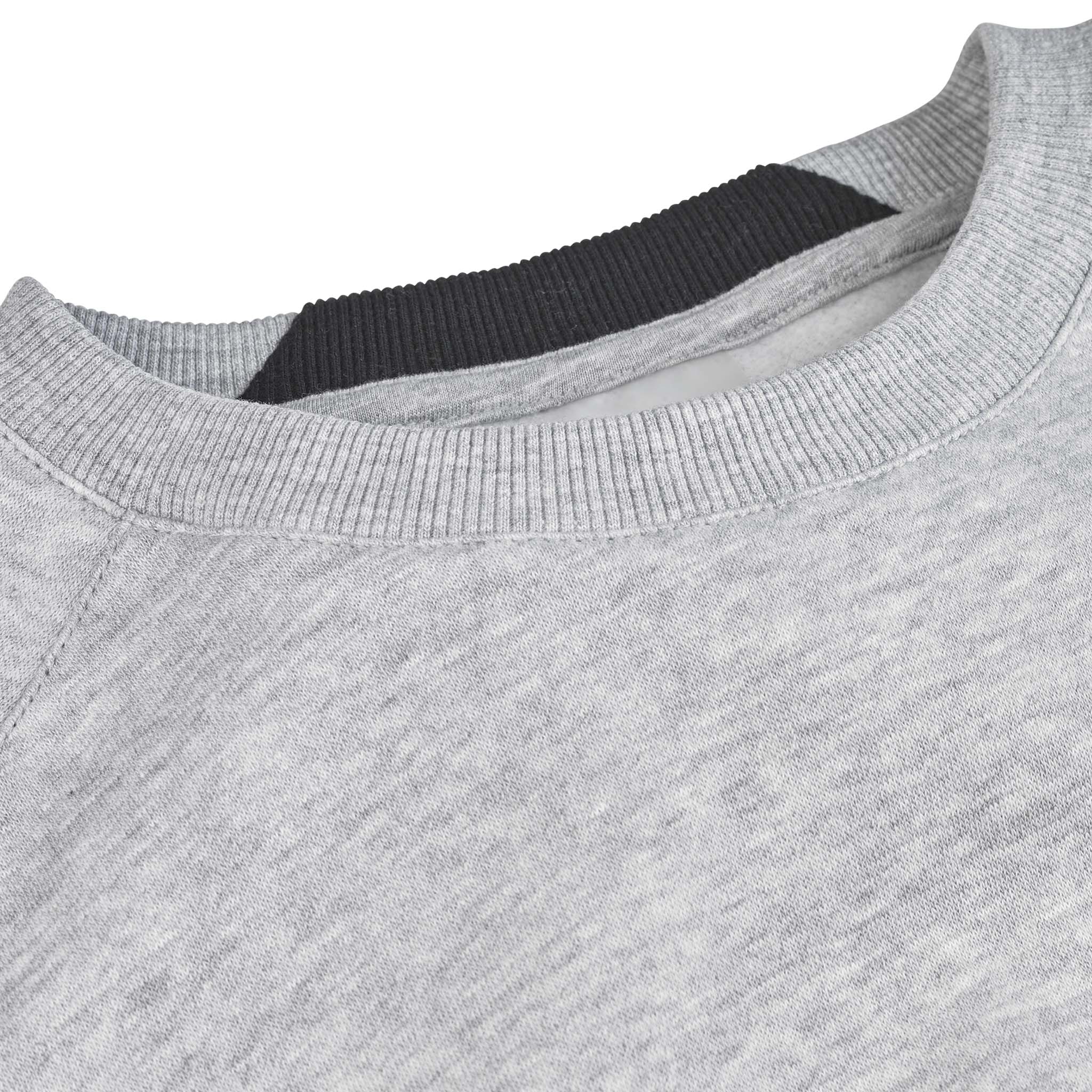Närbild av grå Sweat Oxford v25 fritidsklädsel med ribbad rund hals och marinblå innerkant.