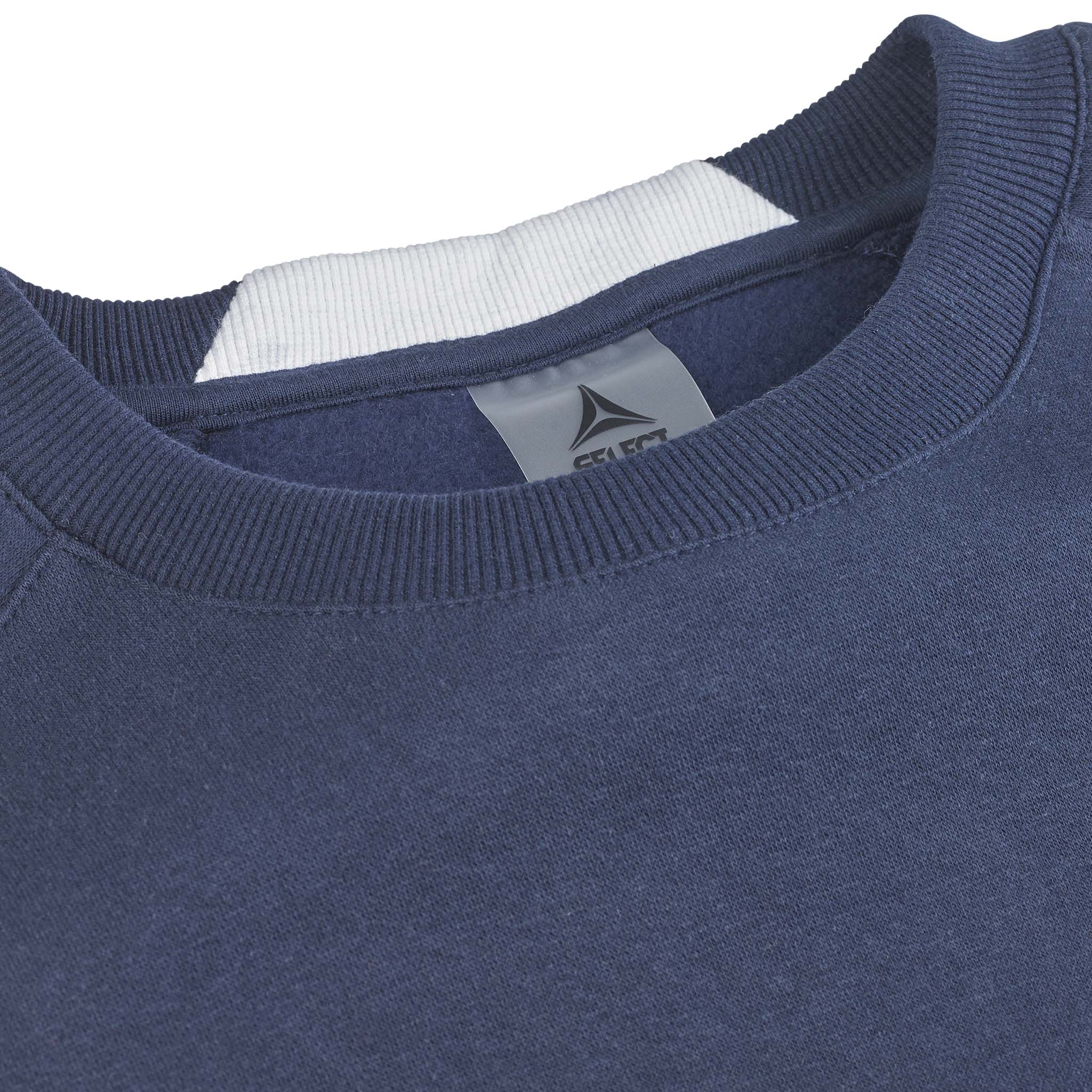 Närbild av marinblå Sweat Oxford v25 fritidskläder, visar ribbstickad rund hals och innerkrage med logga.