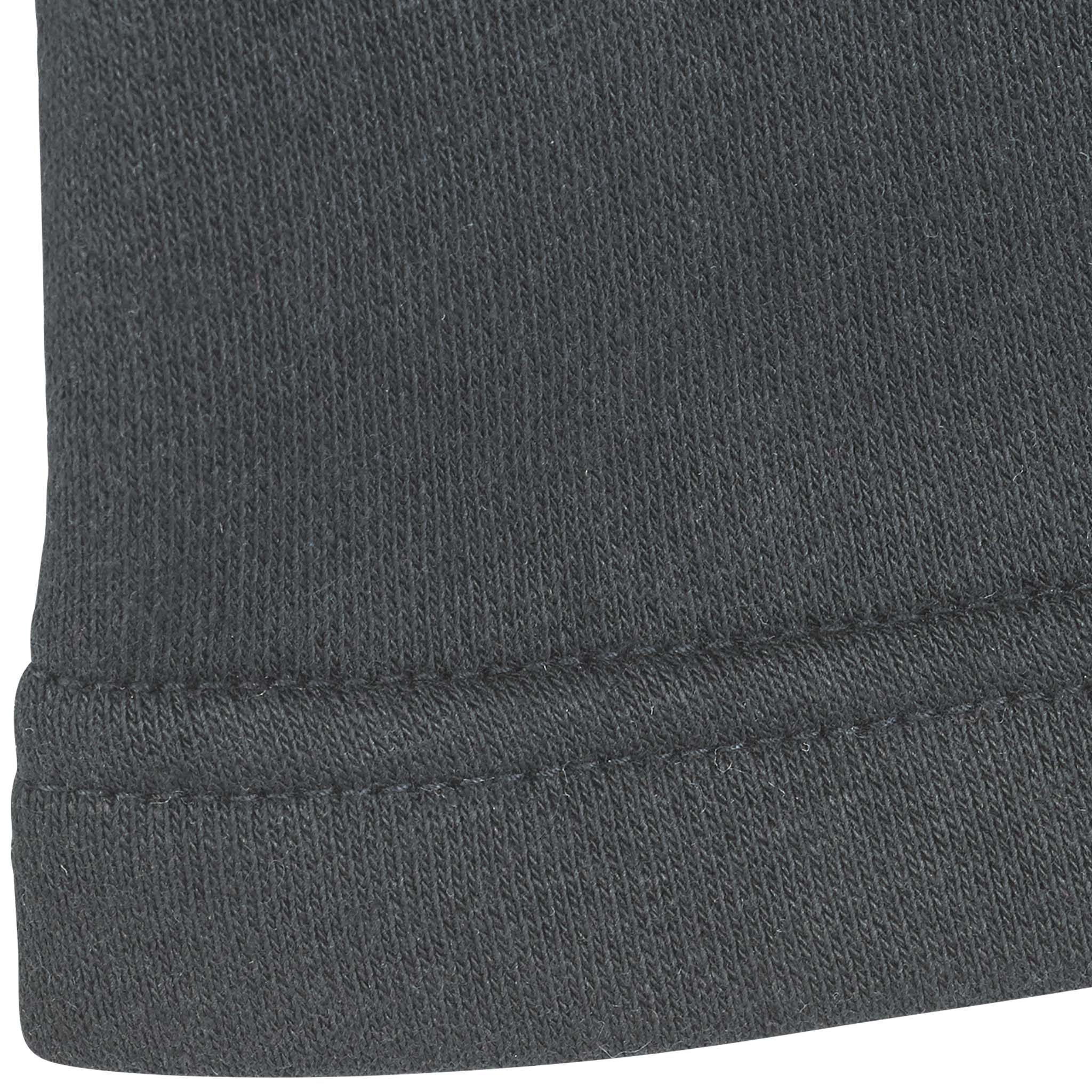 Närbild av svart Zip jacket Oxford v25 fritidskläder, som visar ribbad muddkant och sydd sömdetalj.