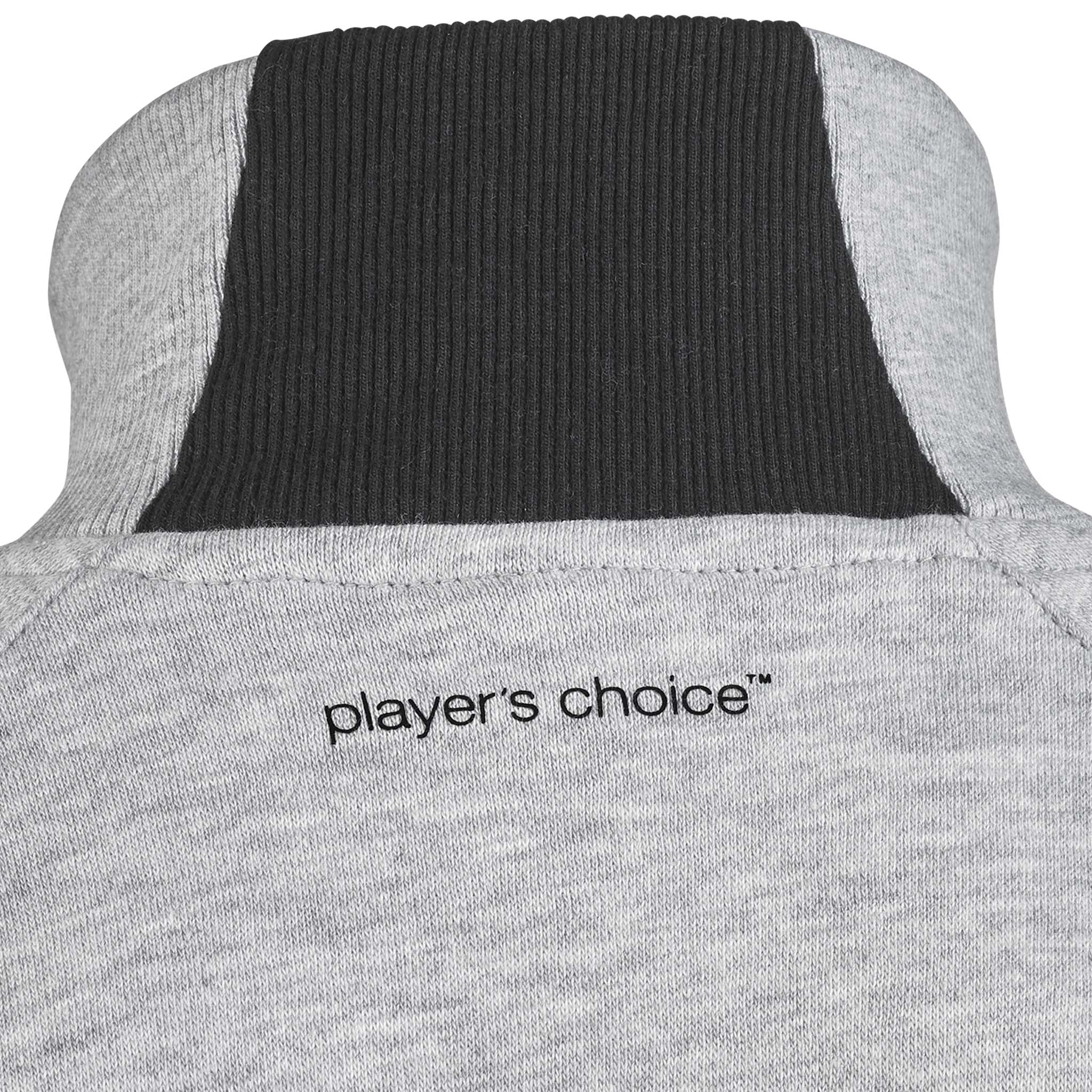 Närbild av grå Zip jacket Oxford v25, fritidskläder, med mörk ribbkrage och player's choice-tryck.
