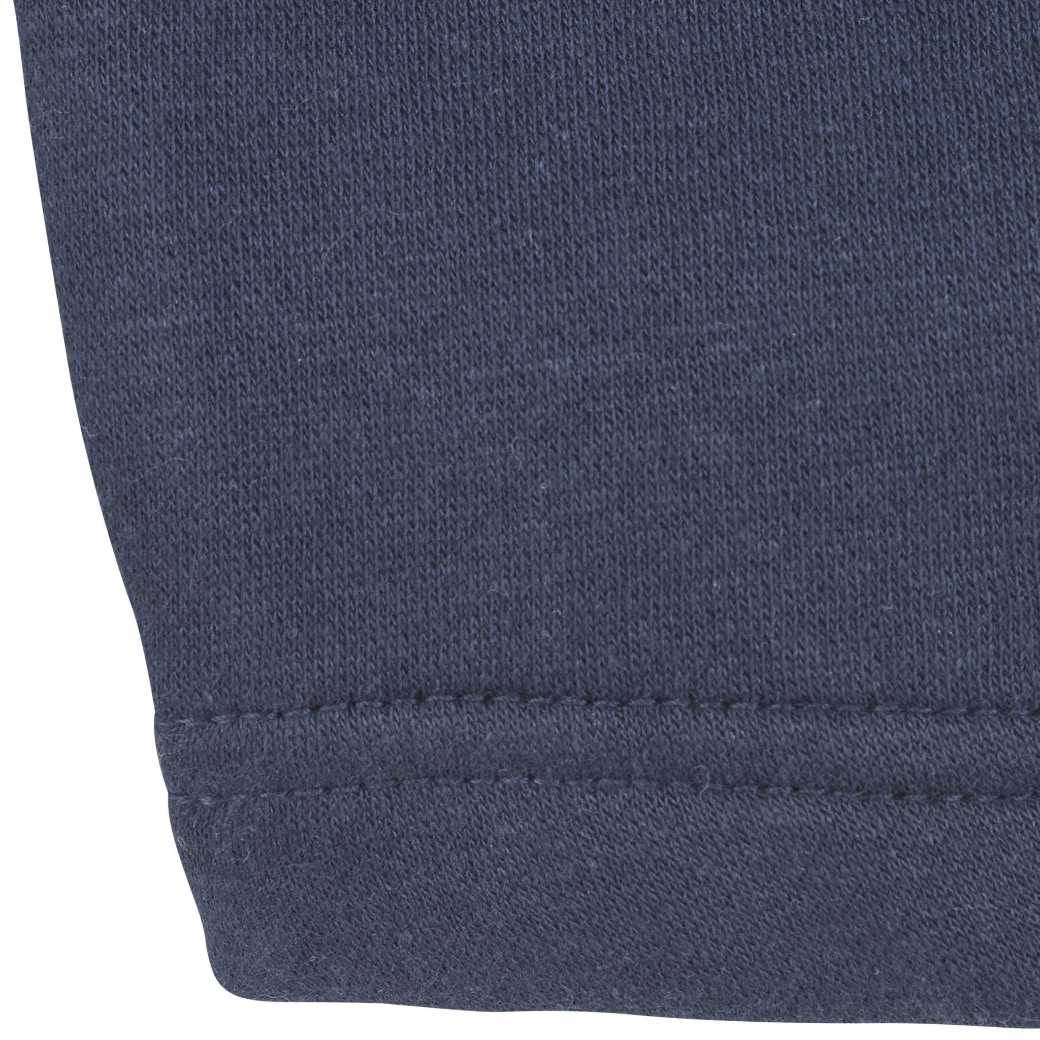 Närbild av marinblå Zip jacket Oxford v25 fritidskläder, som visar den ribbade muddet och sömdetaljen.