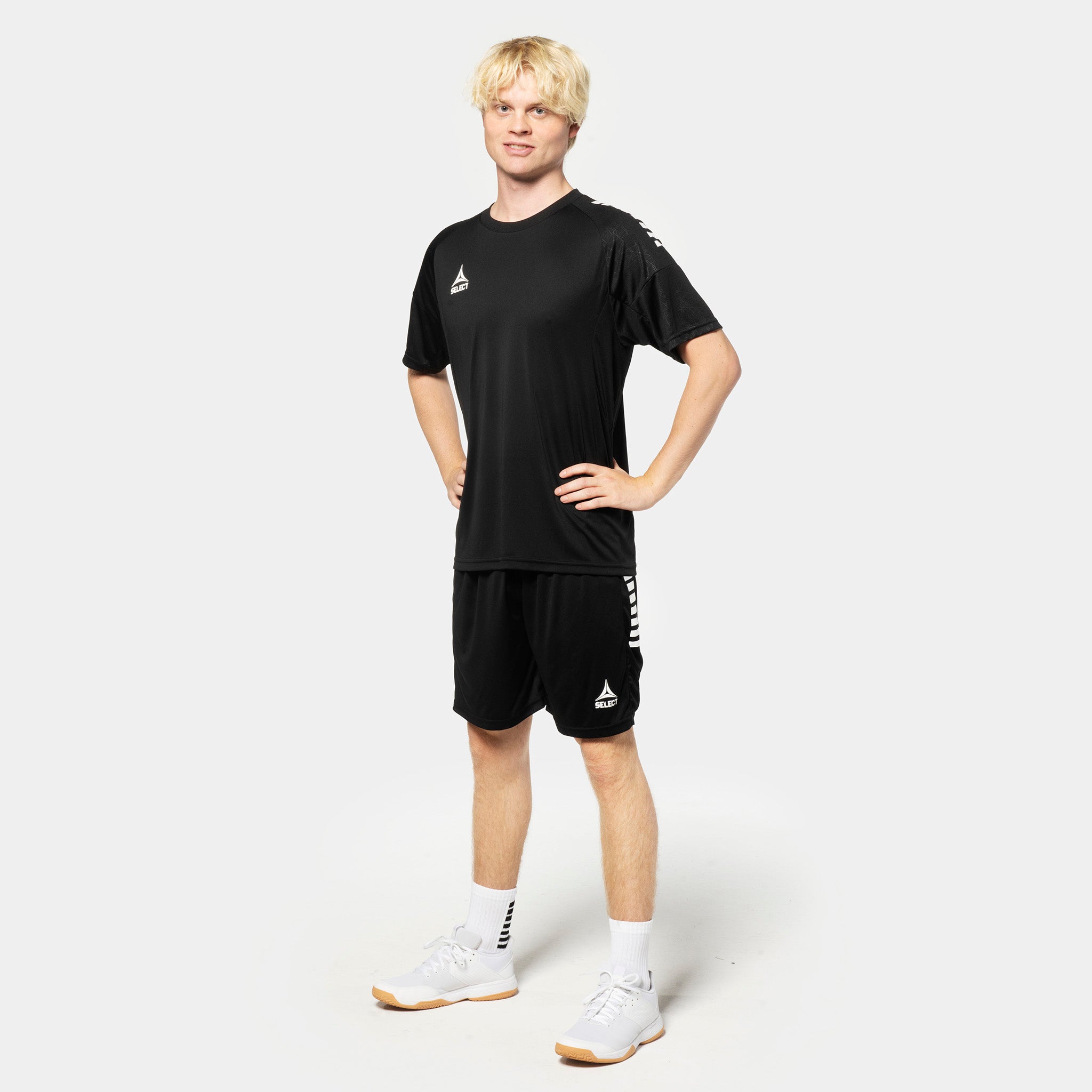 Manlig fotbollsspelare i svarta Player shorts Spain v25 och matchande tröja, Match & Training wear, framifrån.