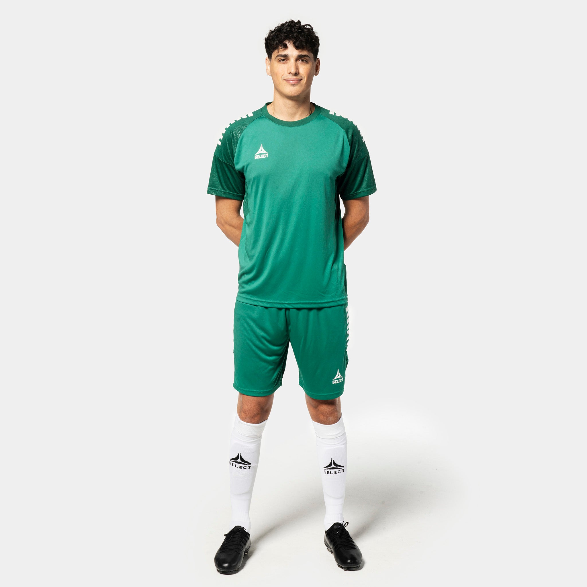 Manlig fotbollsspelare i gröna Player shorts Spain v25, Match & Training wear, med matchande tröja och strumpor.