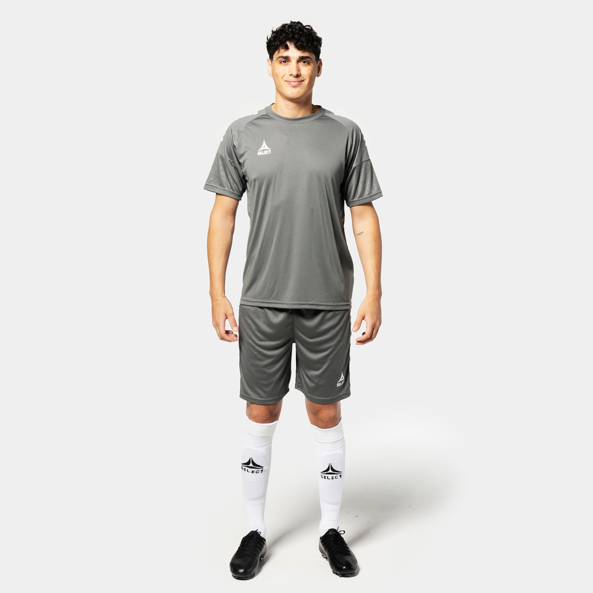 Manlig fotbollsspelare i grå Player shorts Spain v25 och matchande tröja, Match & Training wear, framifrån.