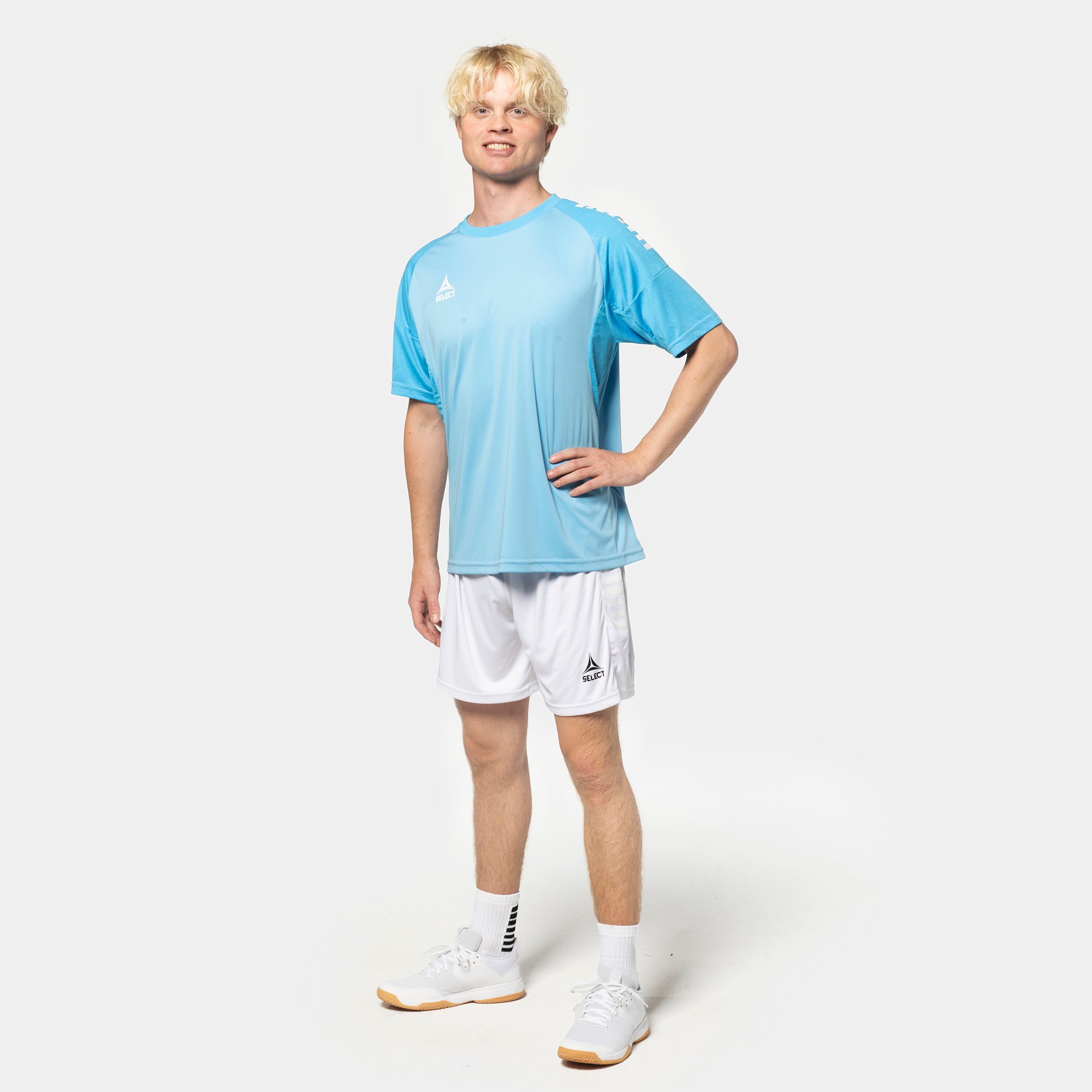 Manlig fotbollsspelare i ljusblå tröja och vita Player shorts Spain v25, Match & Training wear.