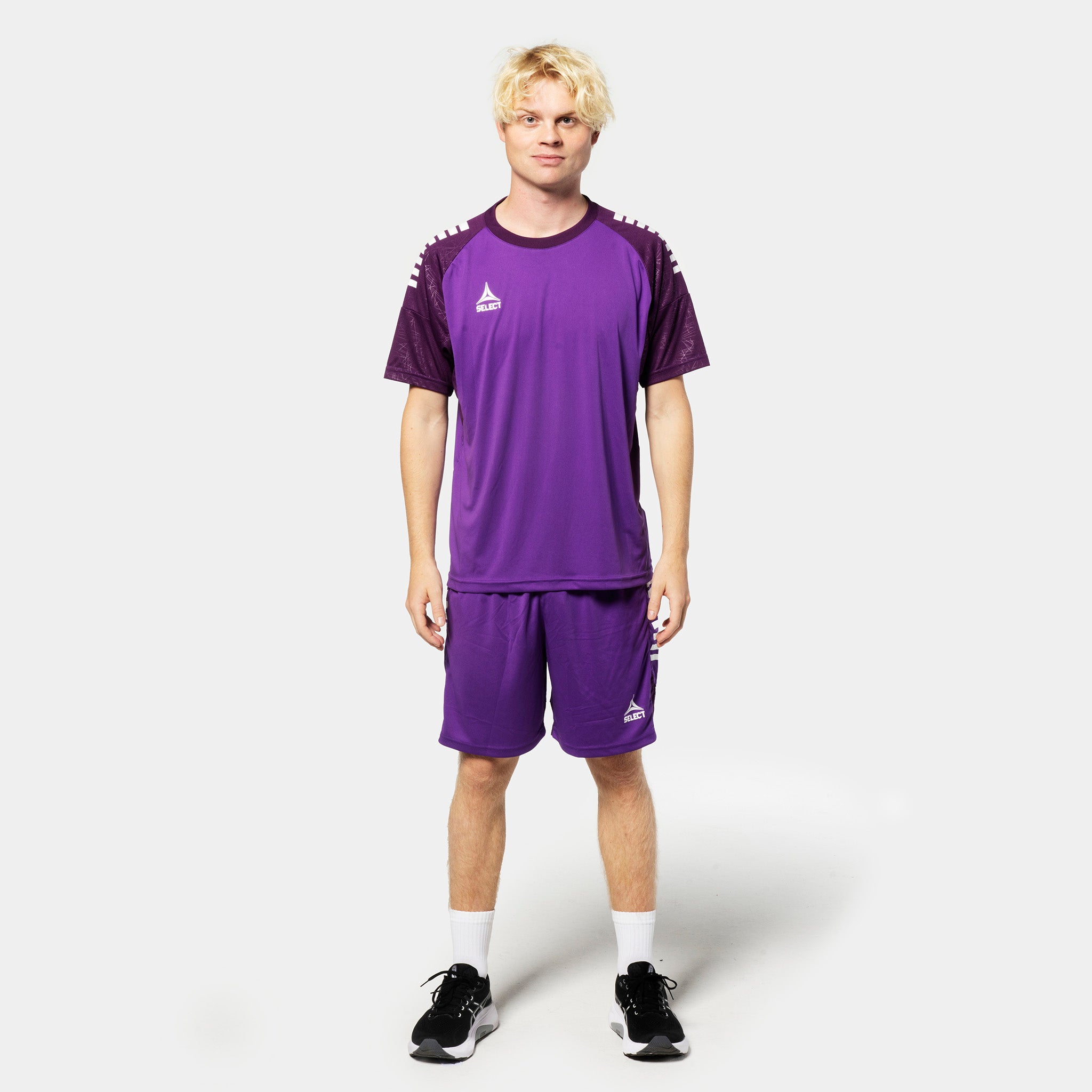 Manlig fotbollsspelare i lila Player shorts Spain v25 och matchande tröja, Match & Training wear, framifrån.