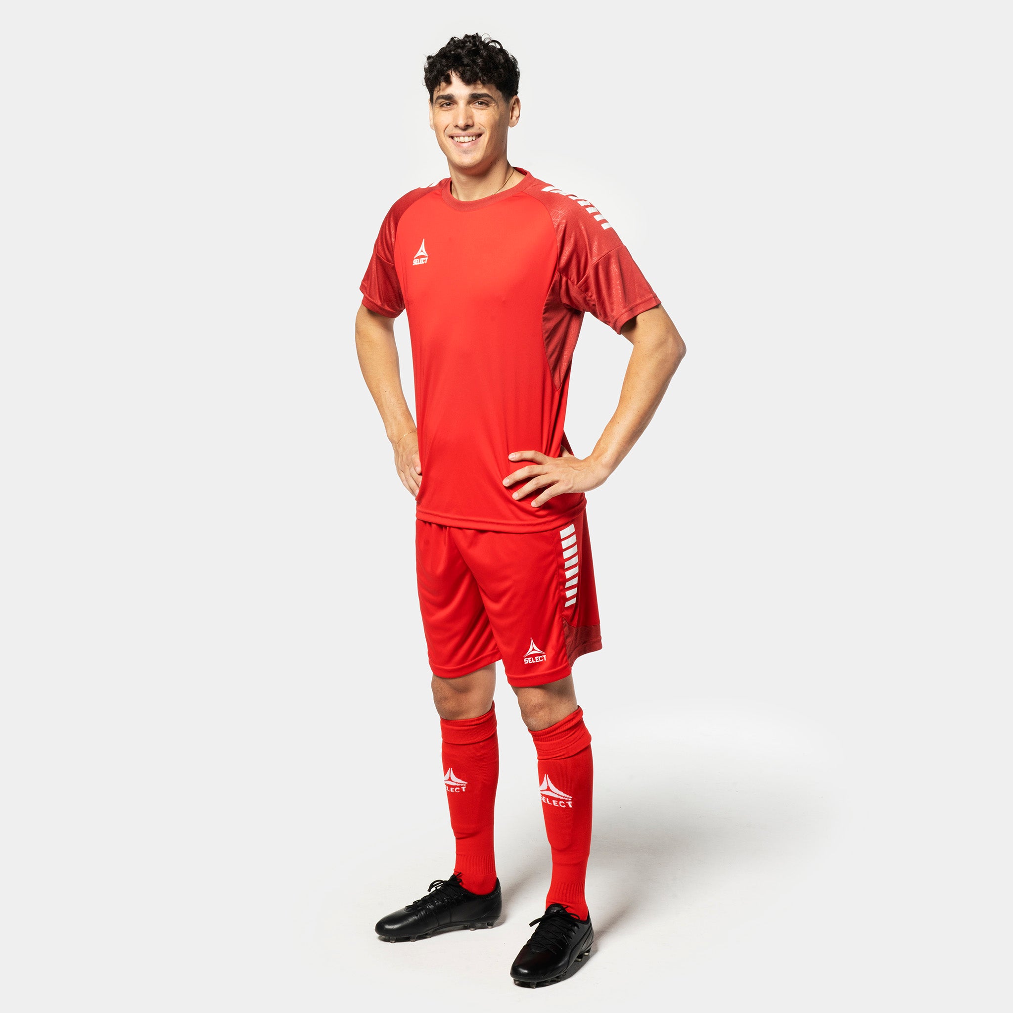 Manlig fotbollsspelare i röda Player shorts Spain v25, Match & Training wear, med vita sidoränder, sedd framifrån.