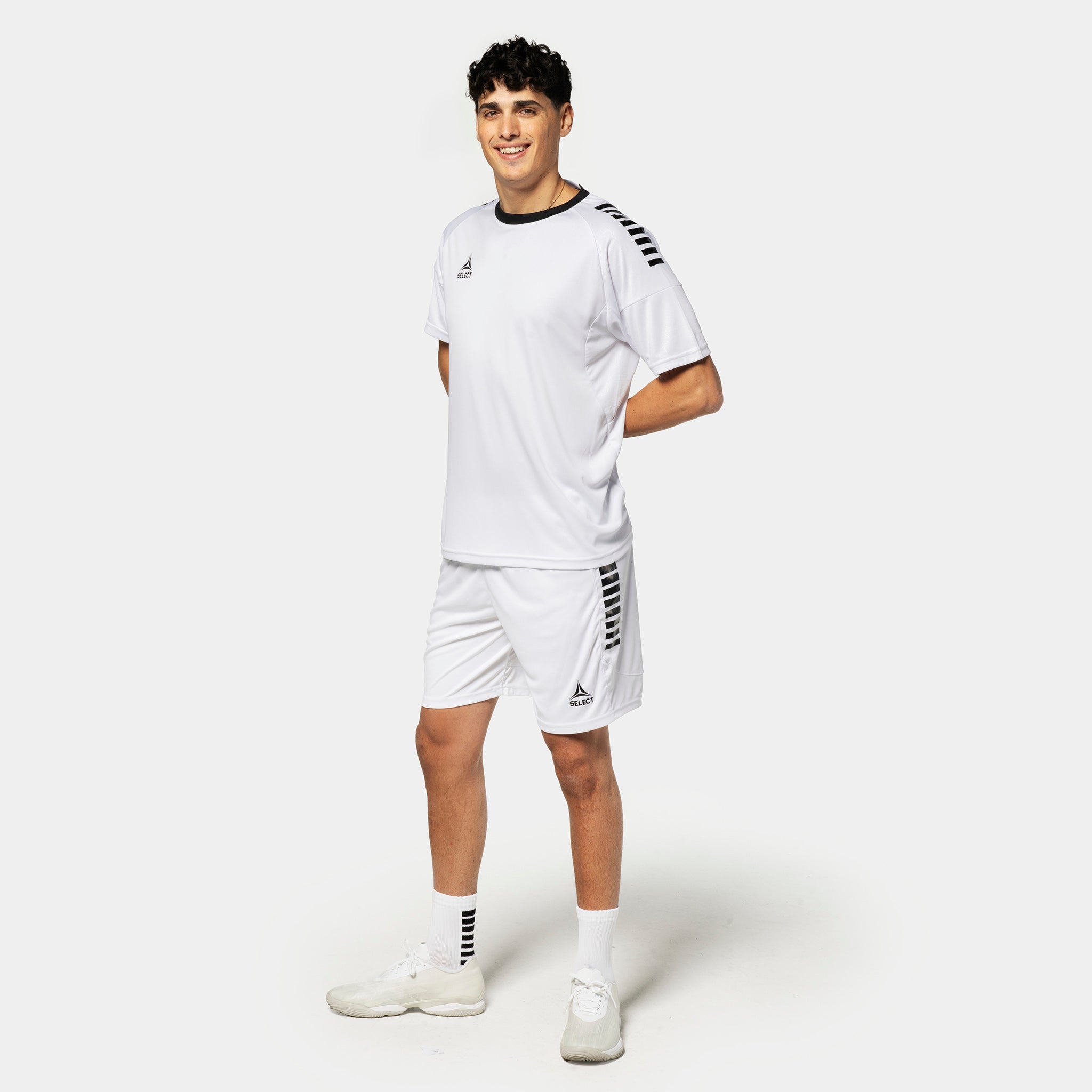 Manlig fotbollsspelare i vita Player shorts Spain v25 med svarta detaljer, Match & Training wear, framifrån.