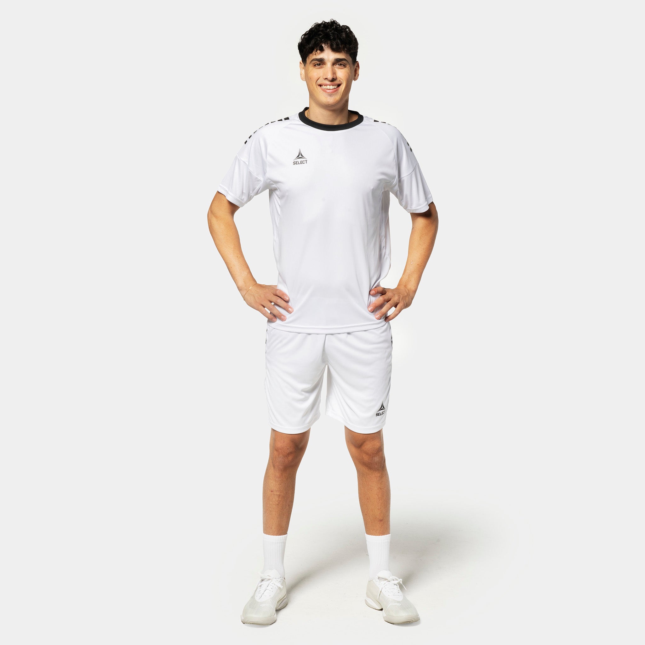 Manlig fotbollsspelare i vita Player shorts Spain v25 och matchande tröja, Match & Training wear, framifrån.