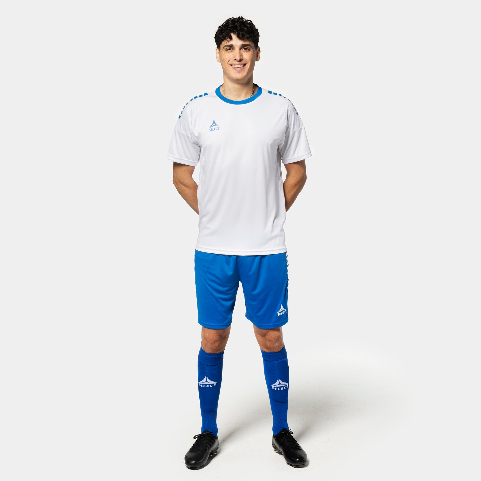 Manlig fotbollsspelare i vit tröja och blå Player shorts Spain v25, Match & Training wear, framifrån.