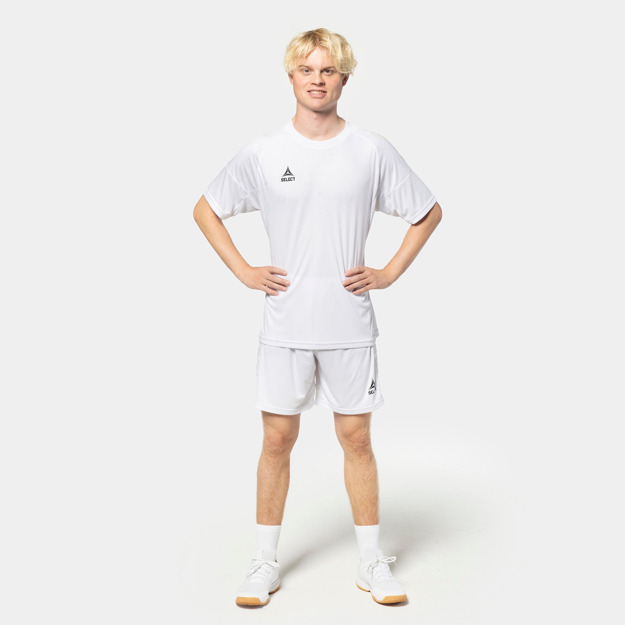 Manlig fotbollsspelare i vita Player shorts Spain v25 och matchande tröja, Match & Training wear, framifrån.