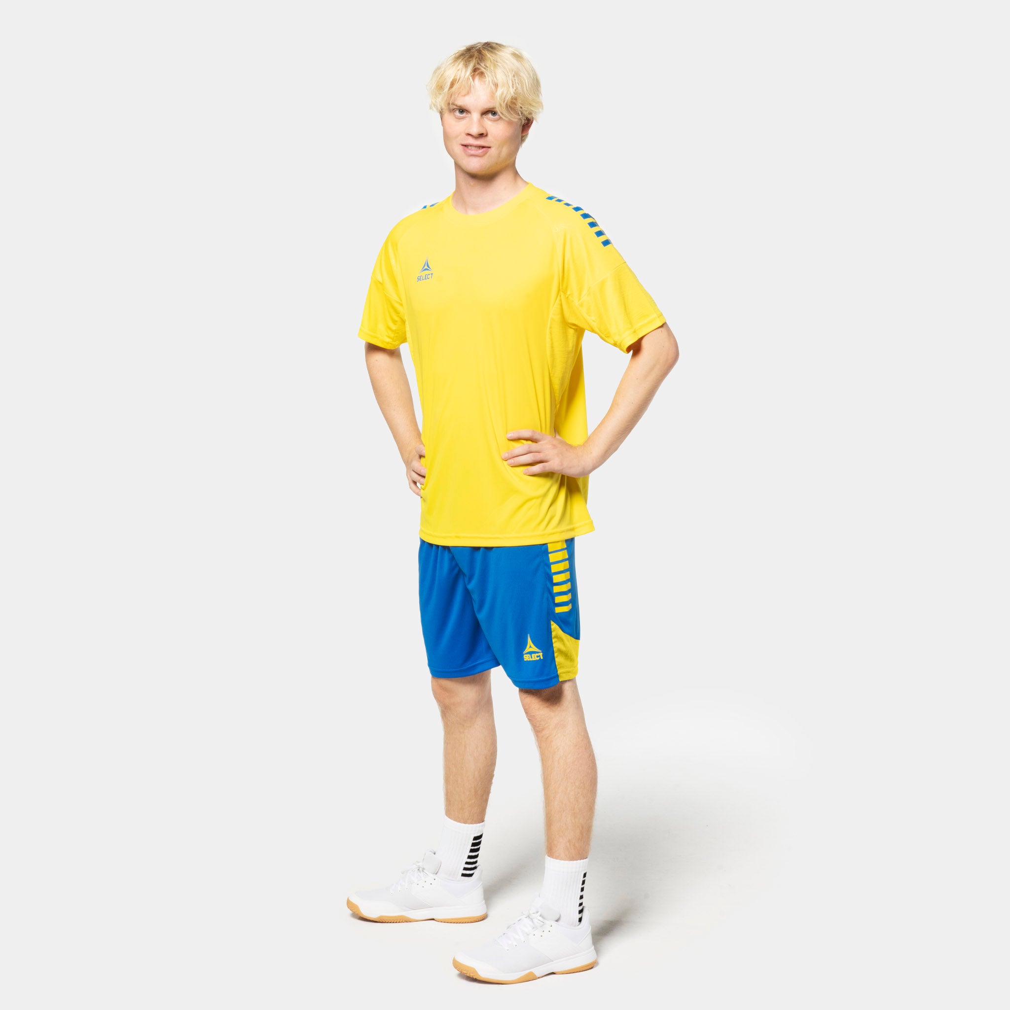 Manlig fotbollsspelare i gul tröja och blå Player shorts Spain v25, Match & Training wear, framifrån.