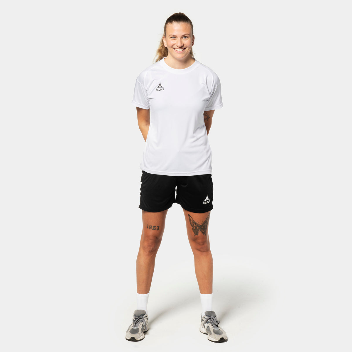 Kvinnlig fotbollsspelare i vit Player shirt S/S Spain woman v25 och svarta Player shorts Spain woman v25, Match & Training wear, framifrån.