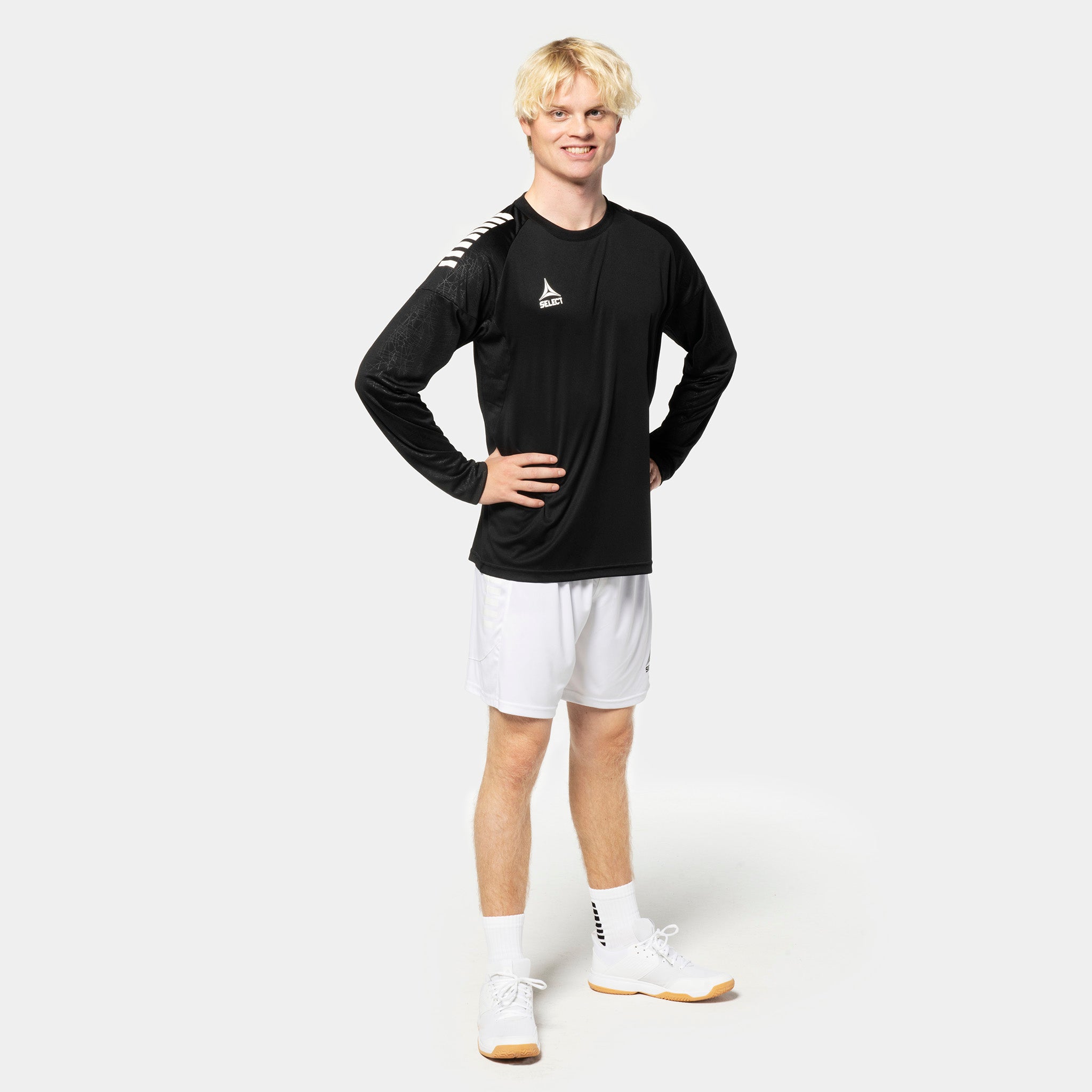 Man i svart Player shirt L/S Spain v25, vita shorts. Match & Training wear för fotbollsspelare.