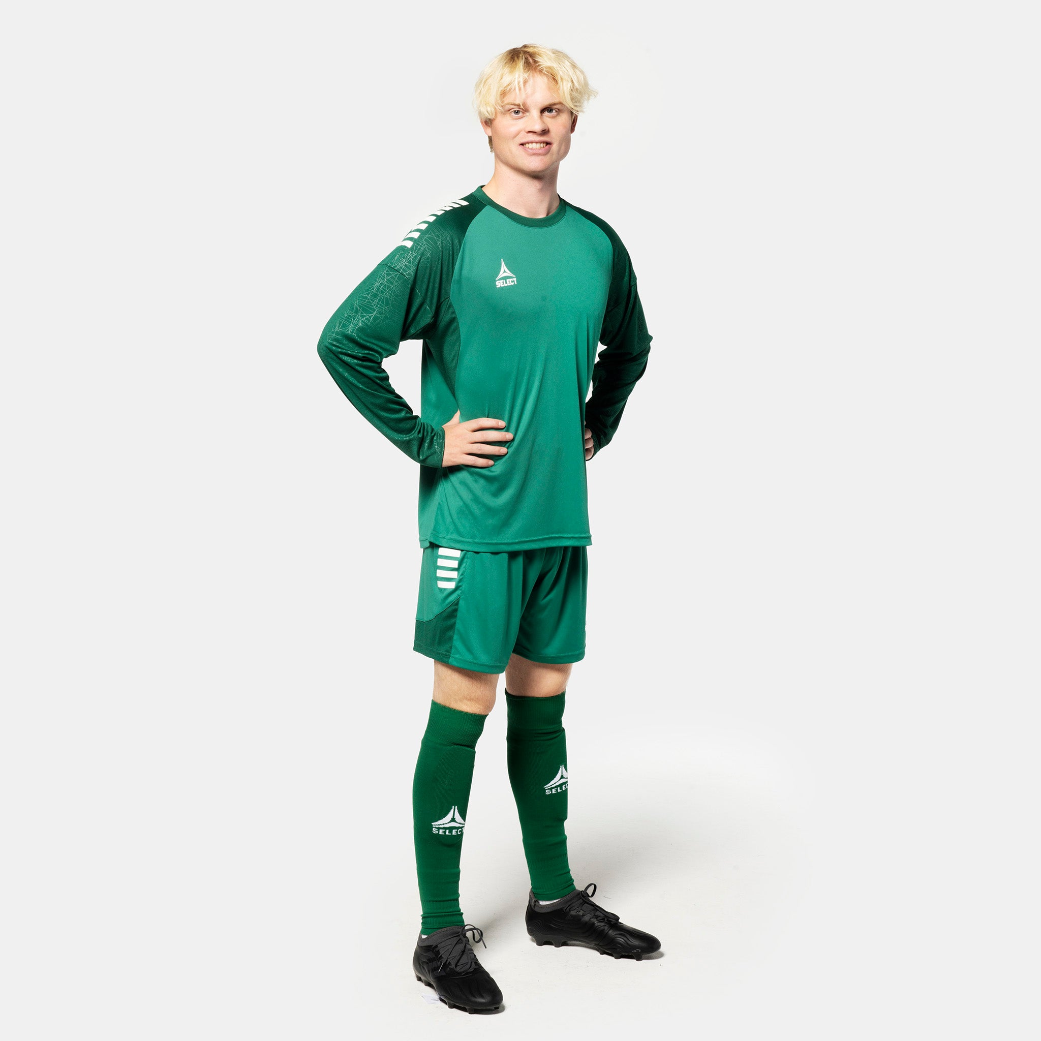 Manlig fotbollsspelare i grön och vit Player shirt L/S Spain v25, Match & Training wear.
