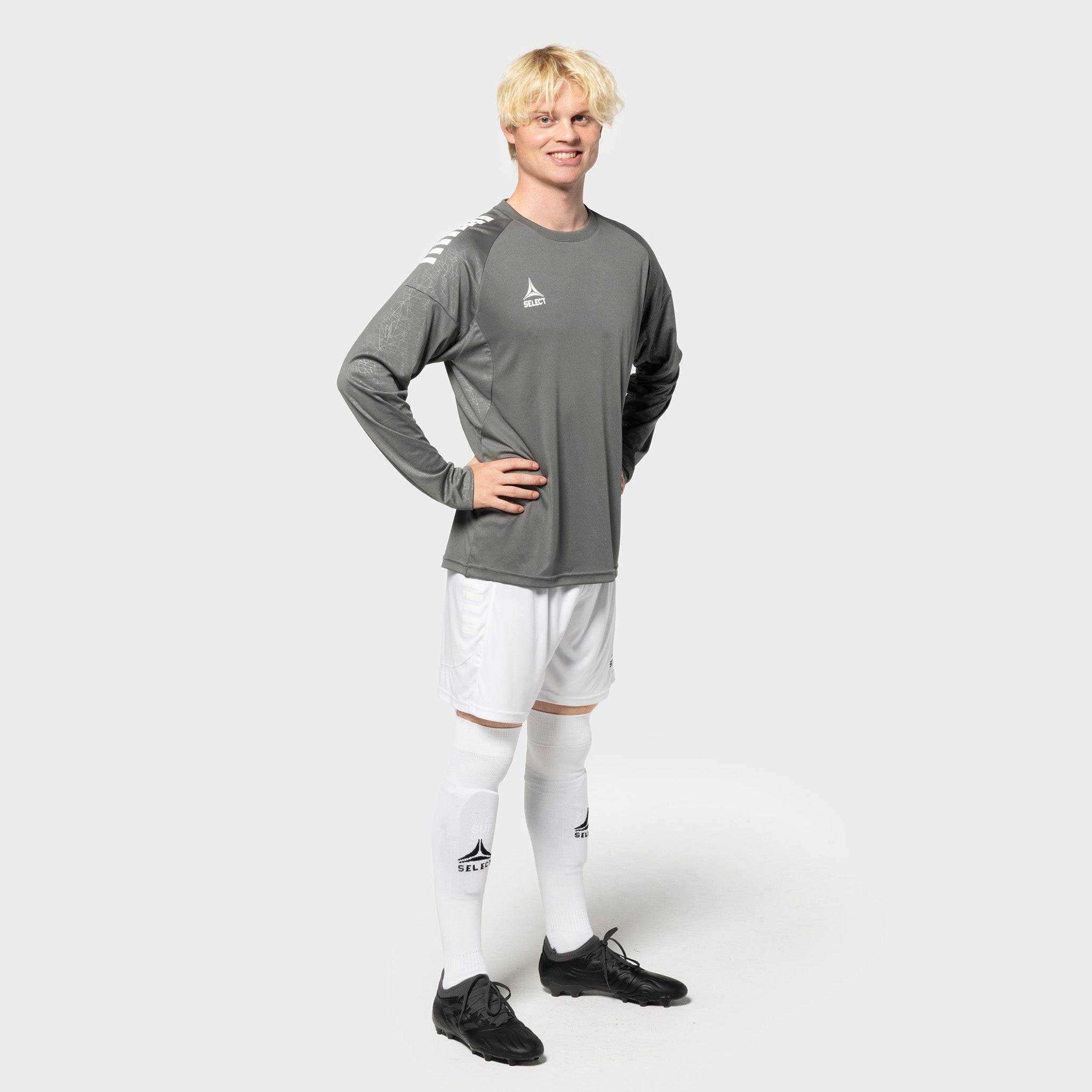 Manlig fotbollsspelare i grå Player shirt L/S Spain v25 och vita shorts, Match & Training wear.