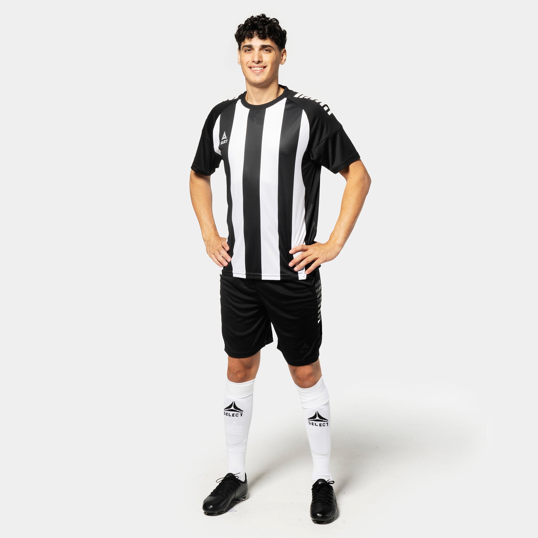Man i svart-vit randig Player shirt S/S Spain v25, svarta shorts, vita strumpor. Football Match & Training wear, framifrån.
