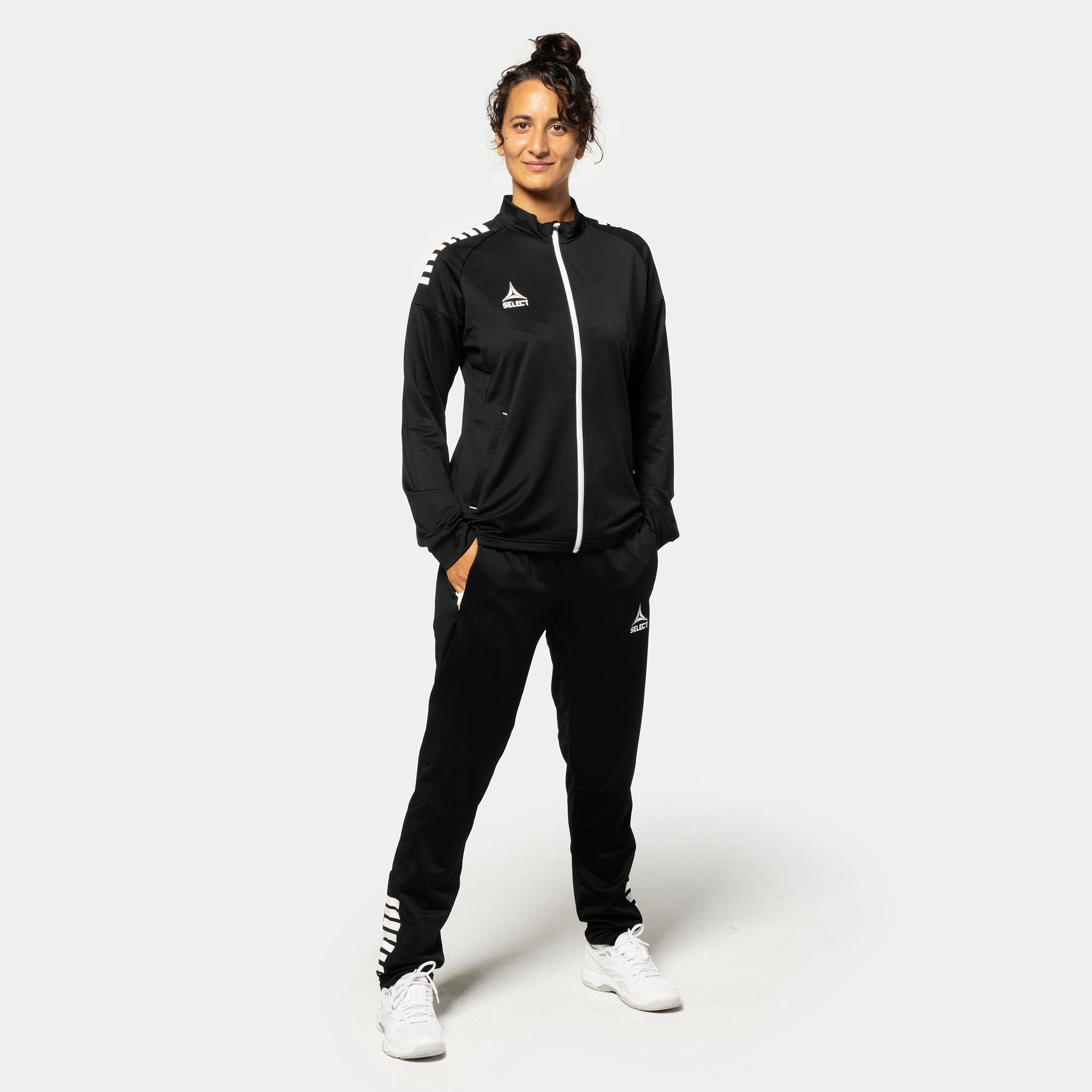 Kvinnlig fotbollsspelare i svart-vit Training zip jacket Spain woman v25, Match & Training wear, framifrån