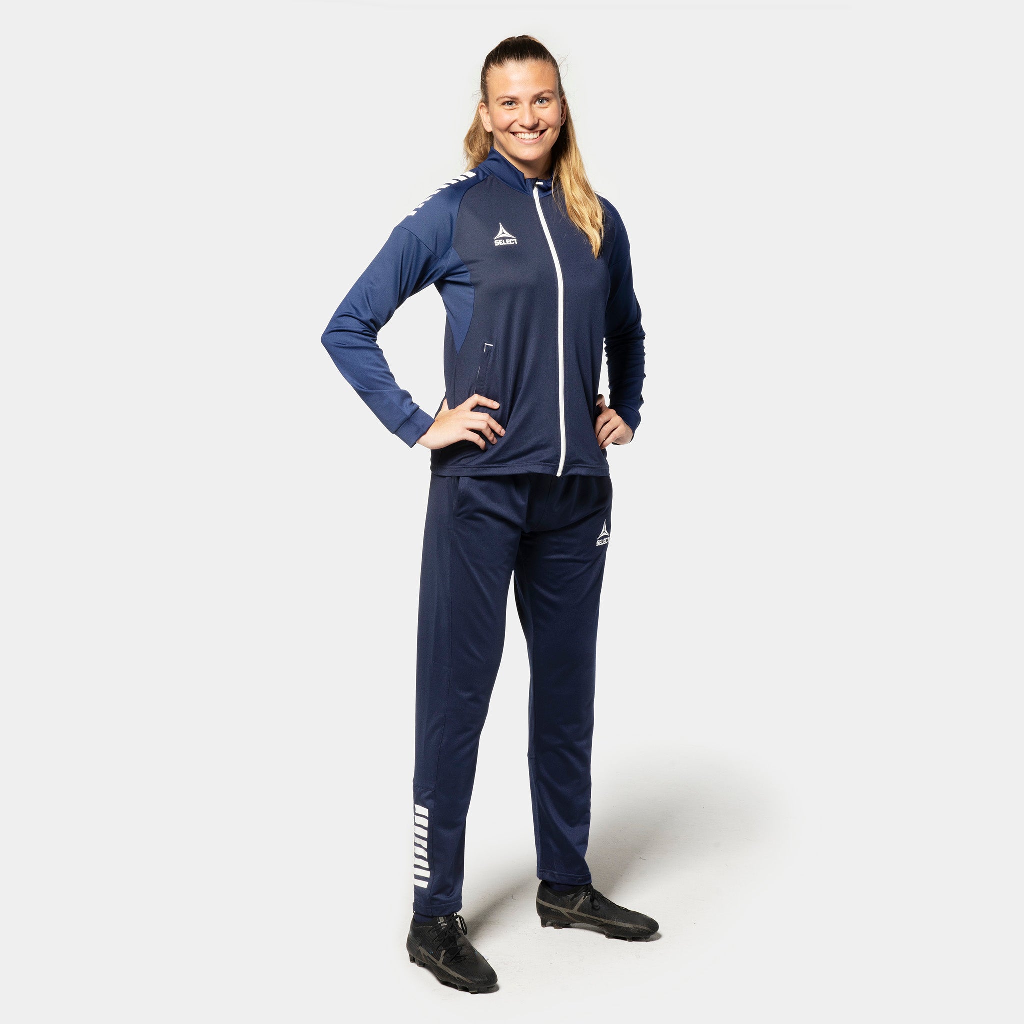 Kvinnlig fotbollsspelare i marinblå Training zip jacket Spain woman v25 och byxor, Match & Training wear, framifrån