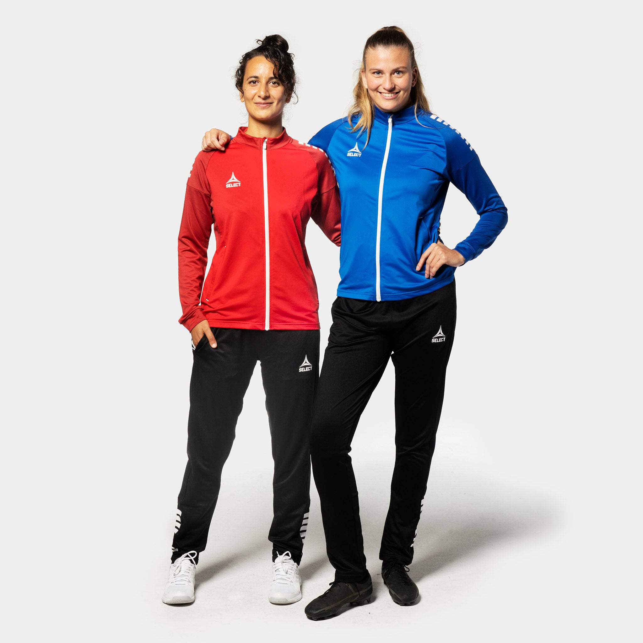 Kvinnliga fotbollsspelare i röd och blå Training zip jacket Spain woman v25 och svarta Training pants, Match & Training wear, framifrån