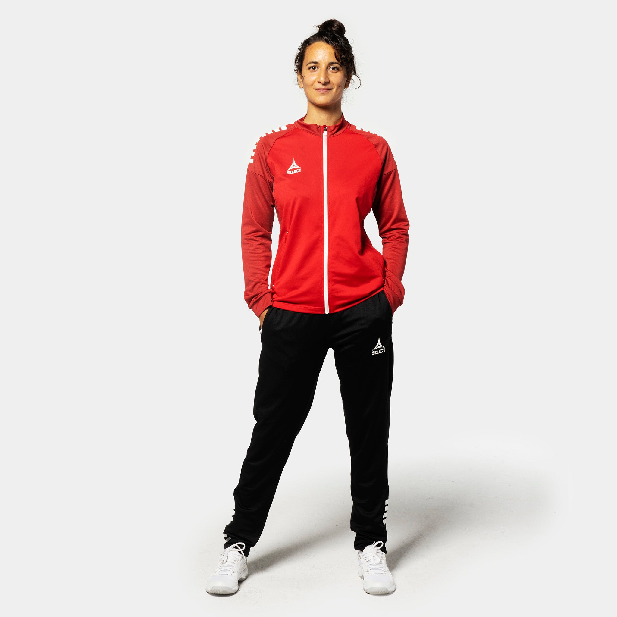 Kvinnlig fotbollsspelare i röd-vit Training zip jacket Spain woman v25, Match & Training wear, framifrån