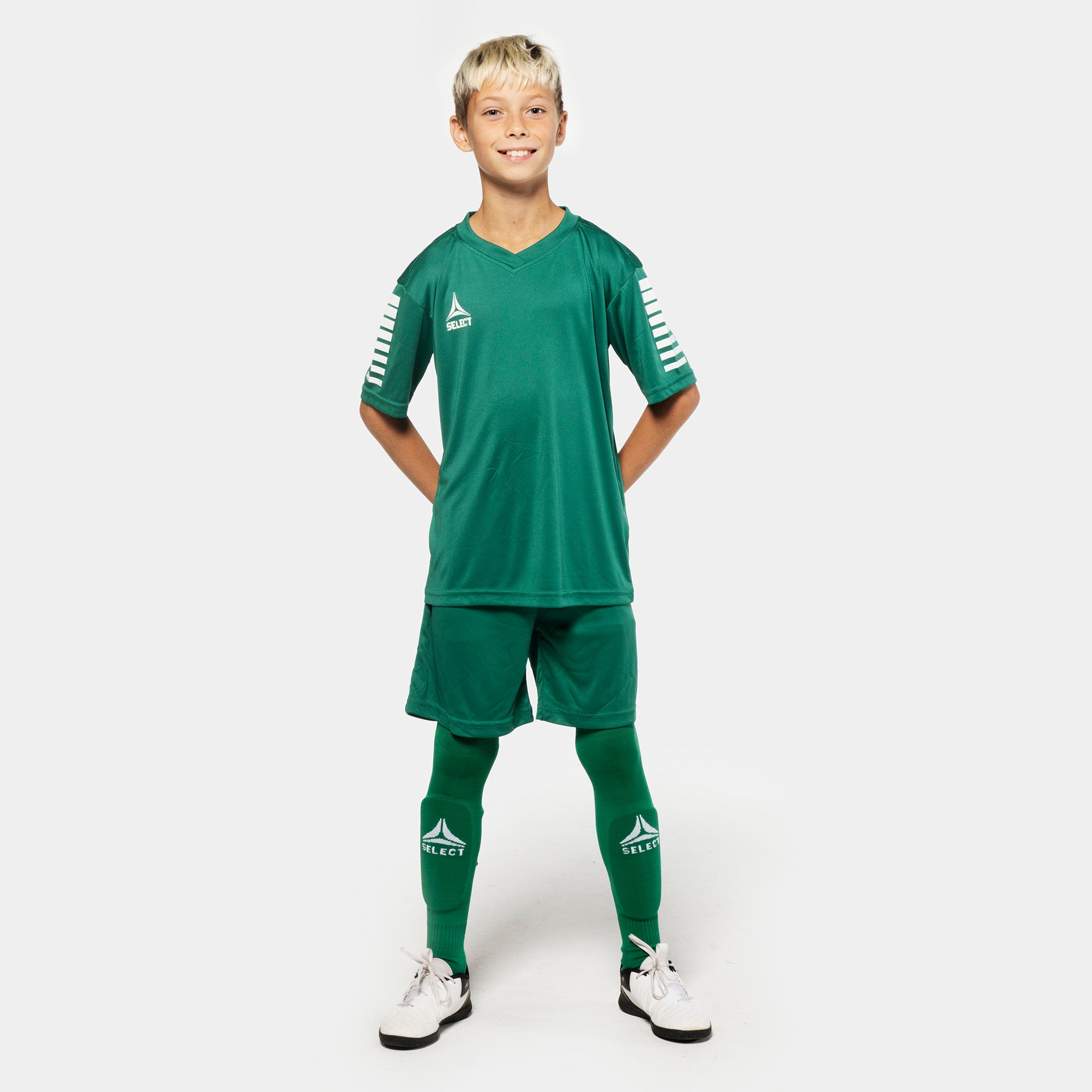 Pojke fotbollsspelare i gröna Player shorts Pisa från Match & Training wear, framifrån.