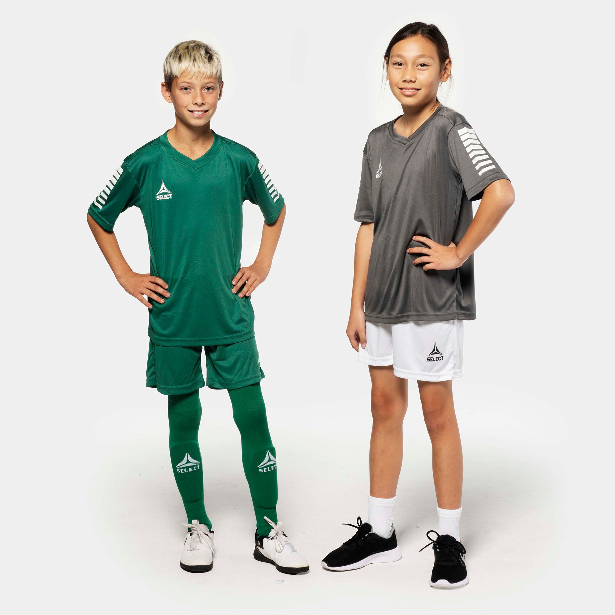 Pojke fotbollsspelare i gröna Player shorts Pisa, flicka i vita. Match & Training wear, framifrån.
