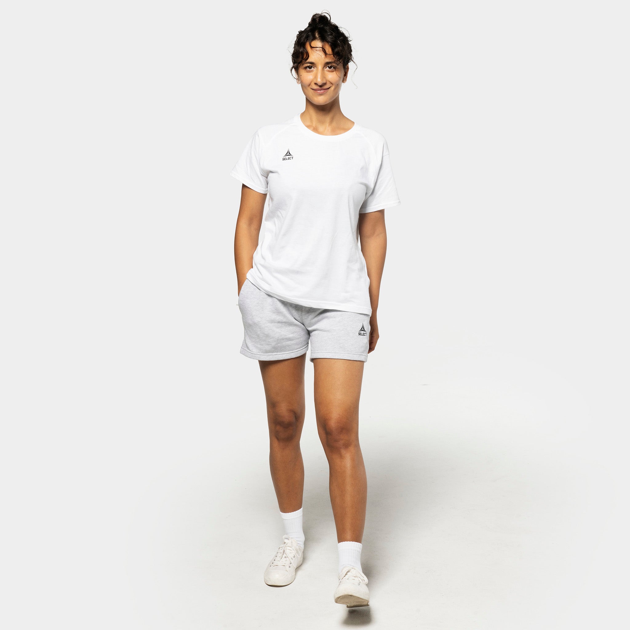 Kvinnlig fotbollsspelare i vit t-shirt och grå Sweat shorts Oxford women v25, fritidskläder, framifrån.