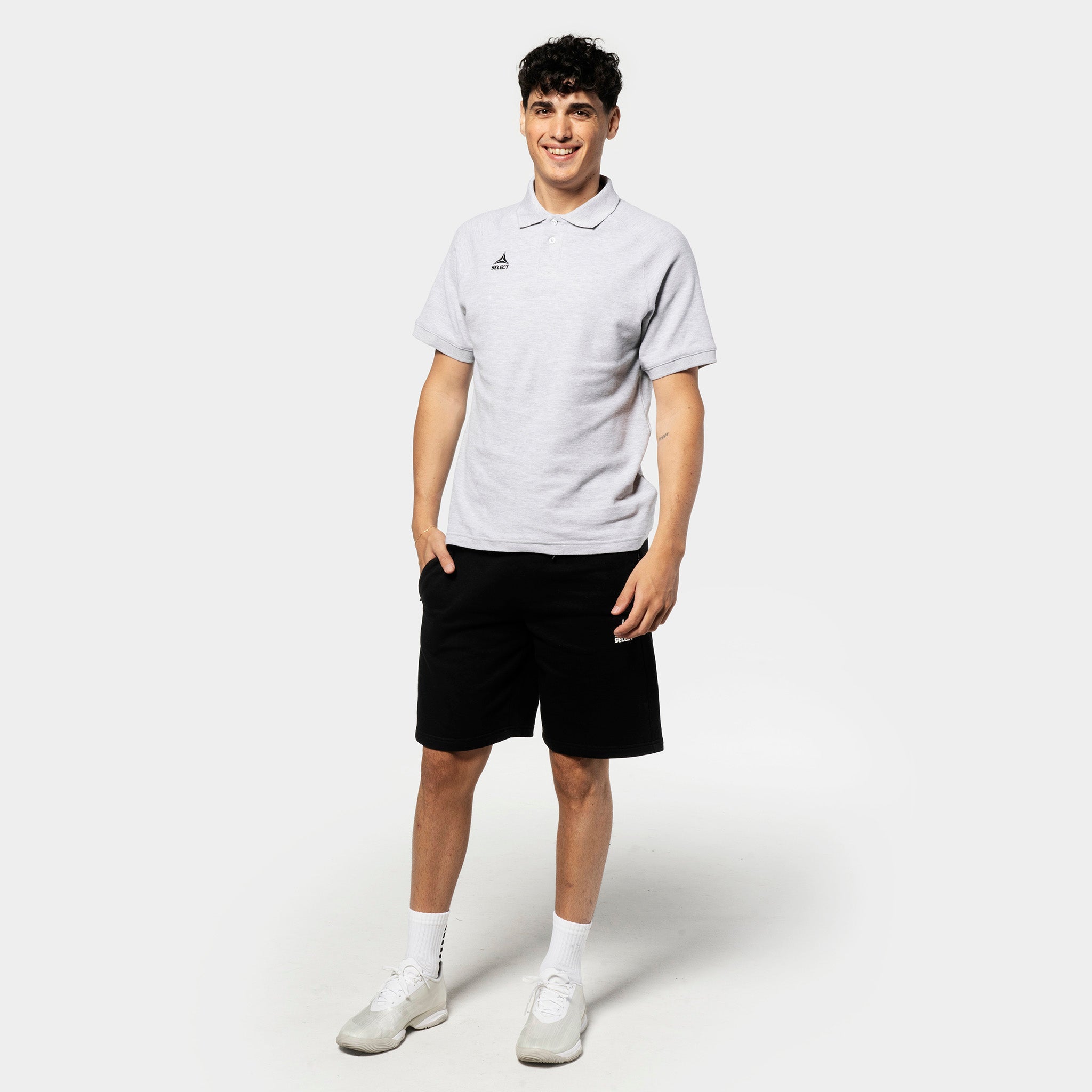 Man i grå piké och svarta Sweat shorts Oxford v25, fritidskläder, framifrån.